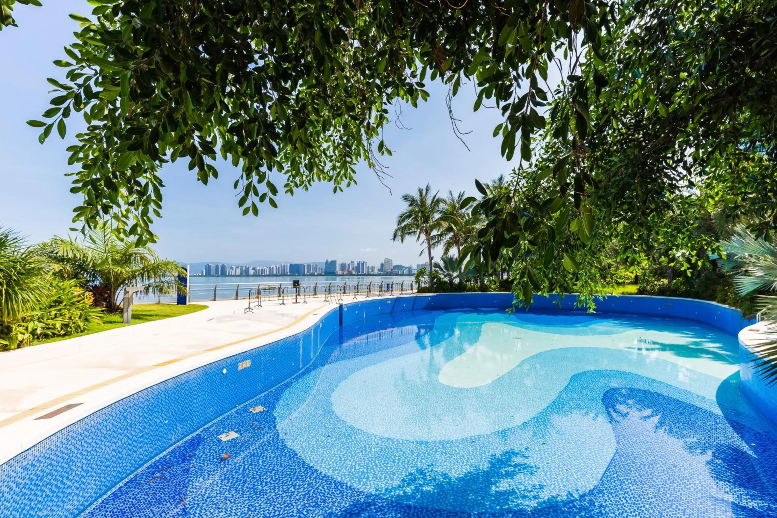 Swimming pool in Sanya Phoenix Island Yuejia flat