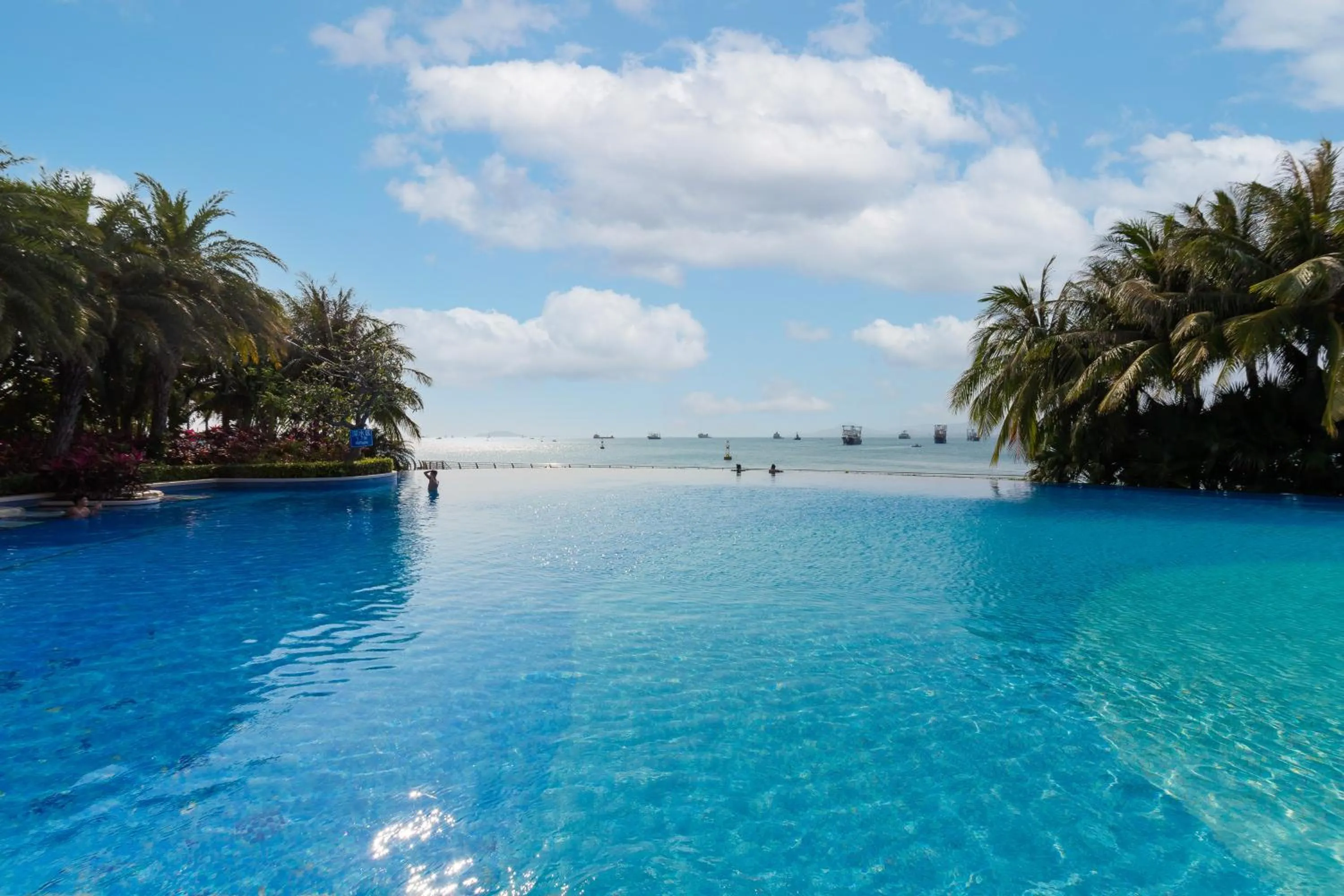 Swimming pool in Sanya Phoenix Island Yuejia flat