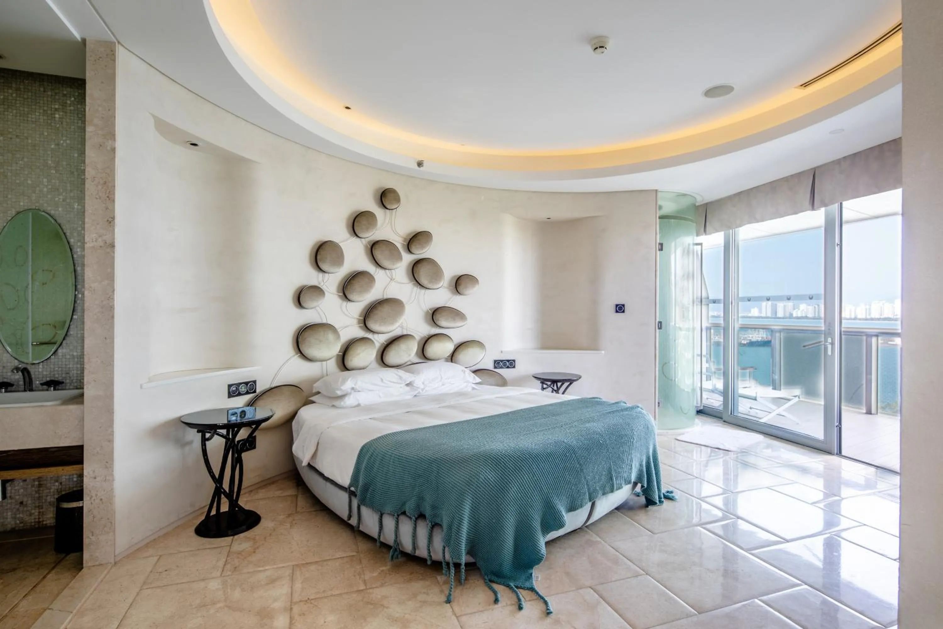 Bed in Sanya Phoenix Island Yuejia flat