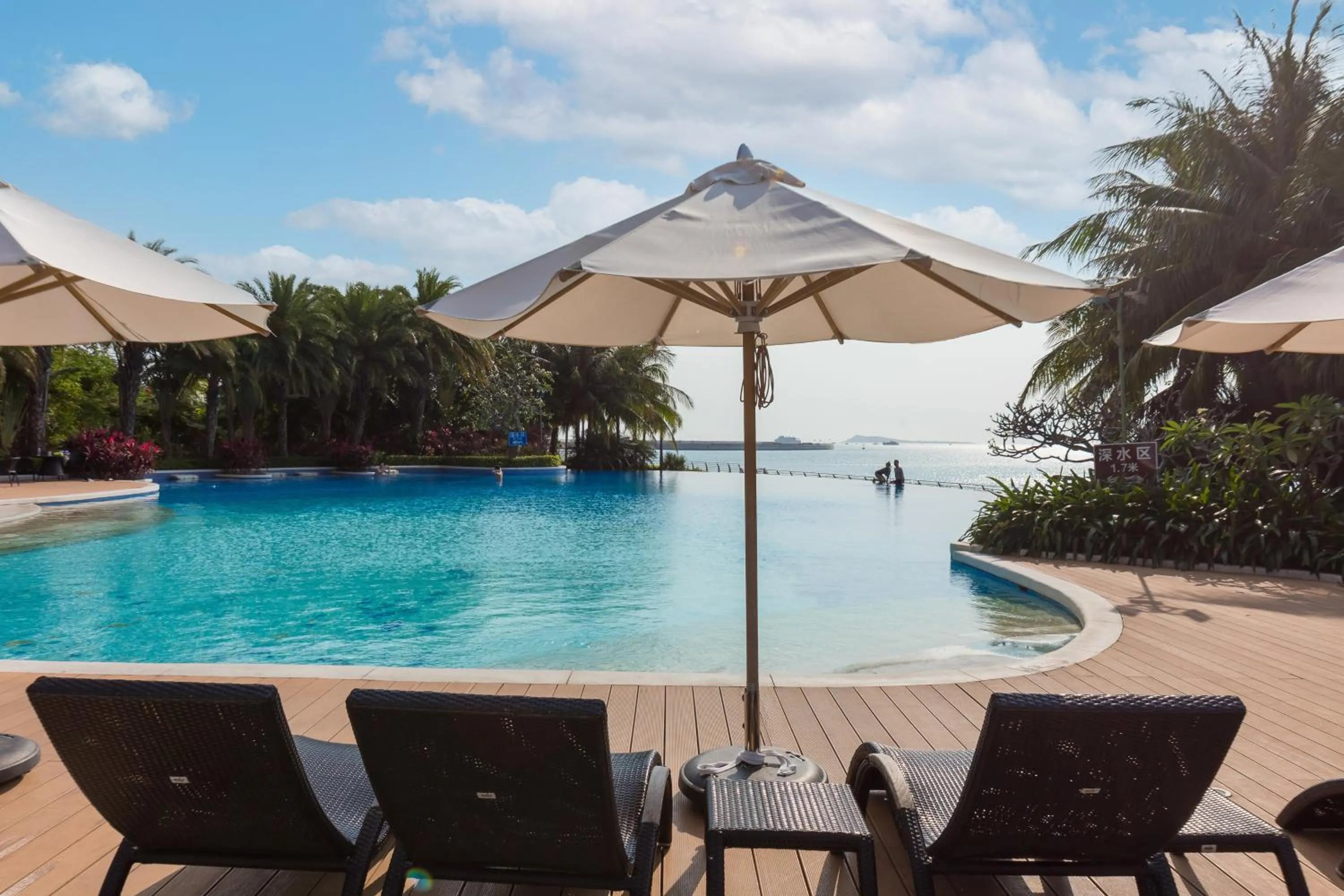 Swimming pool in Sanya Phoenix Island Yuejia flat