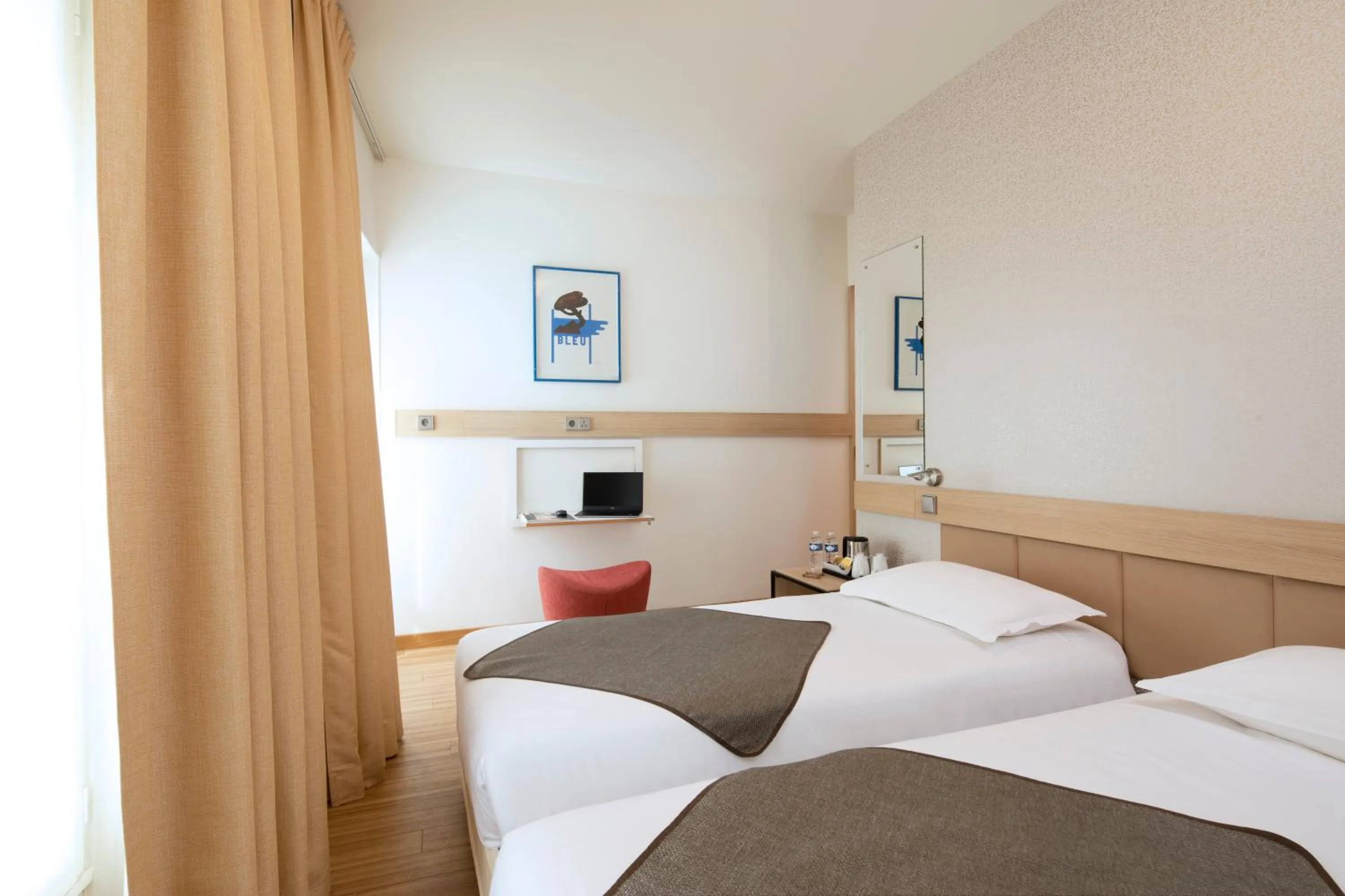 Bed in Hôtel Hor Les Lumières