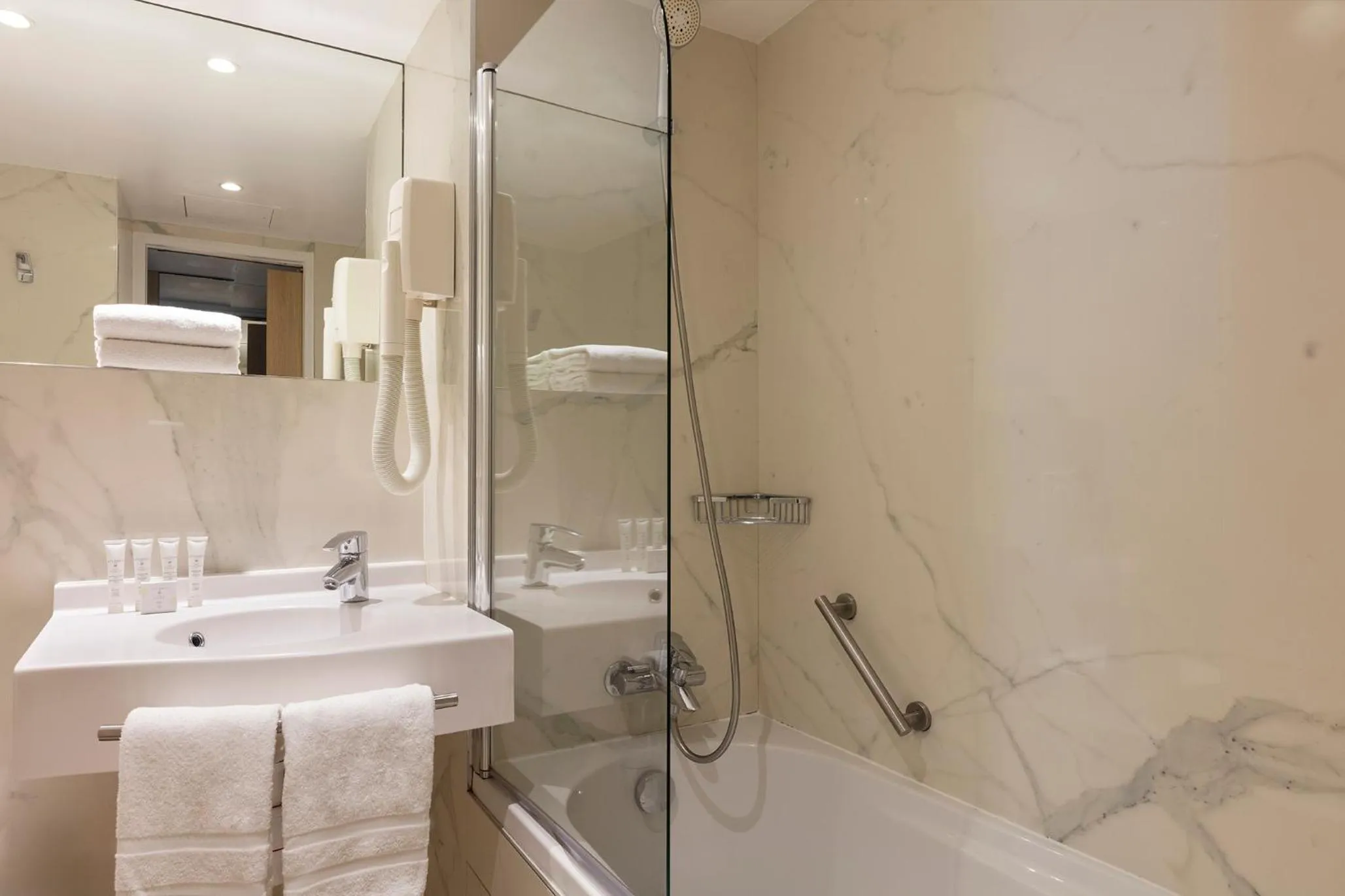 Bathroom in Hôtel Hor Les Lumières