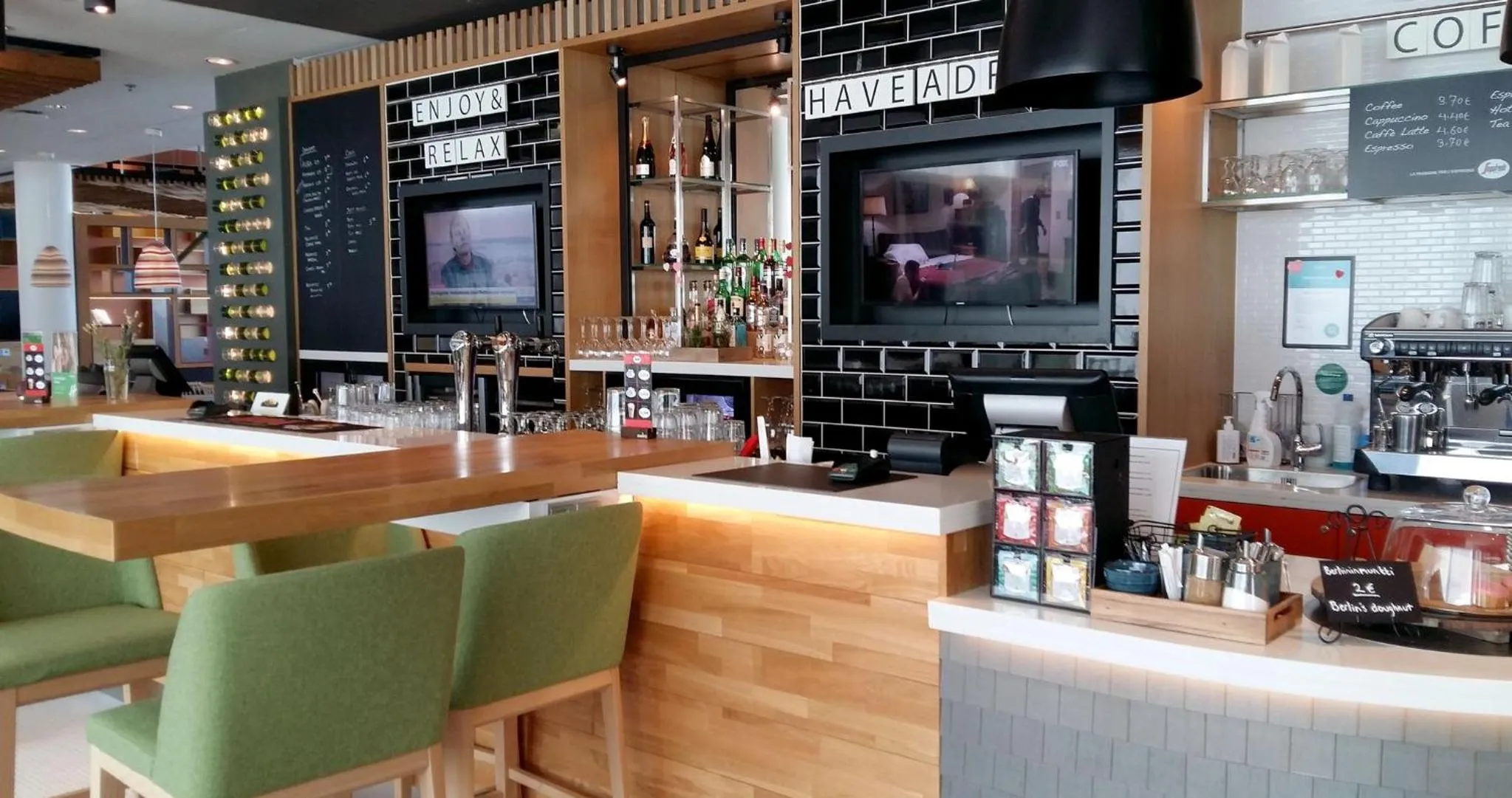 Lounge or bar in Holiday Inn Helsinki West - Ruoholahti by IHG