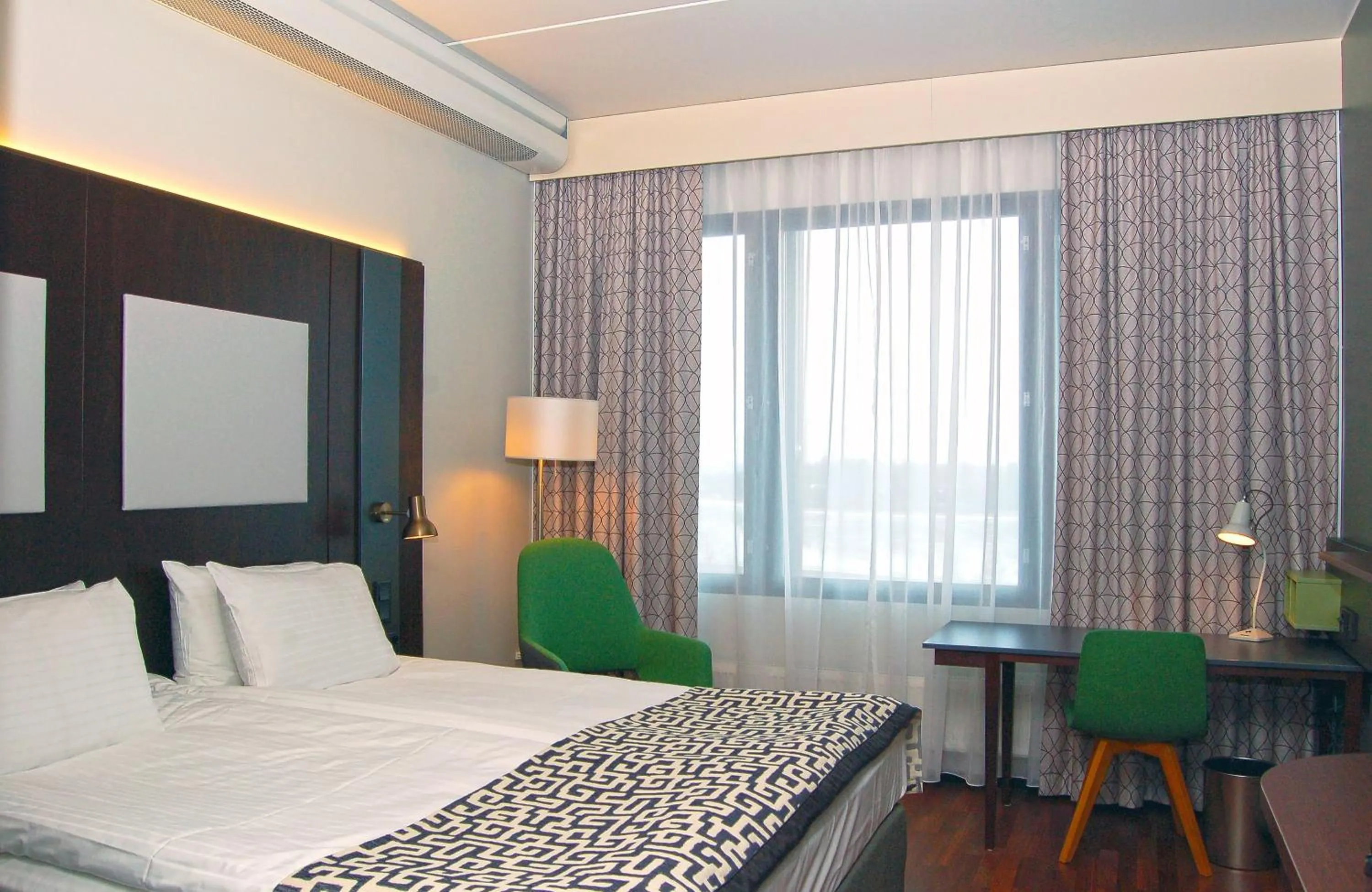Photo of the whole room, Bed in Holiday Inn Helsinki West - Ruoholahti by IHG