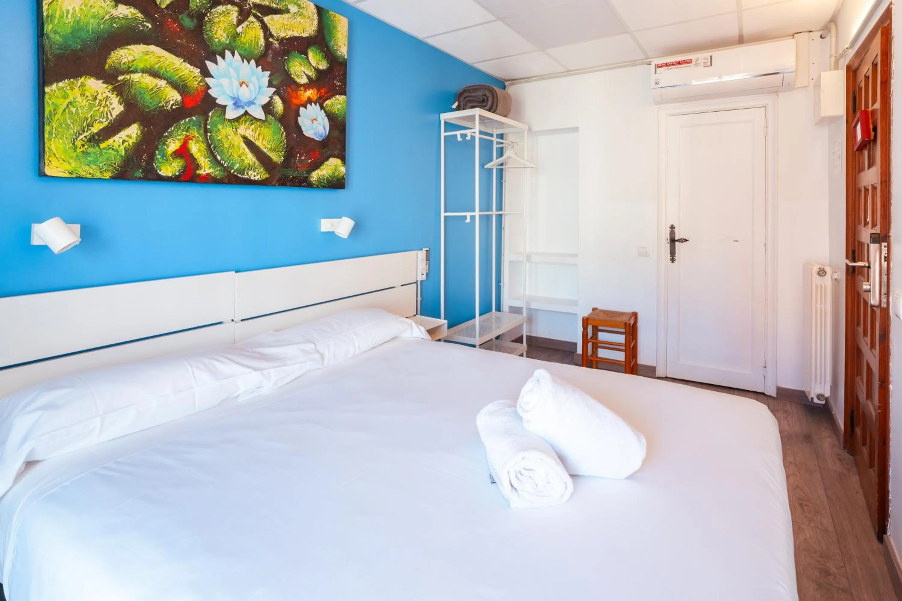 Photo of the whole room, Bed in Forum Tarragona