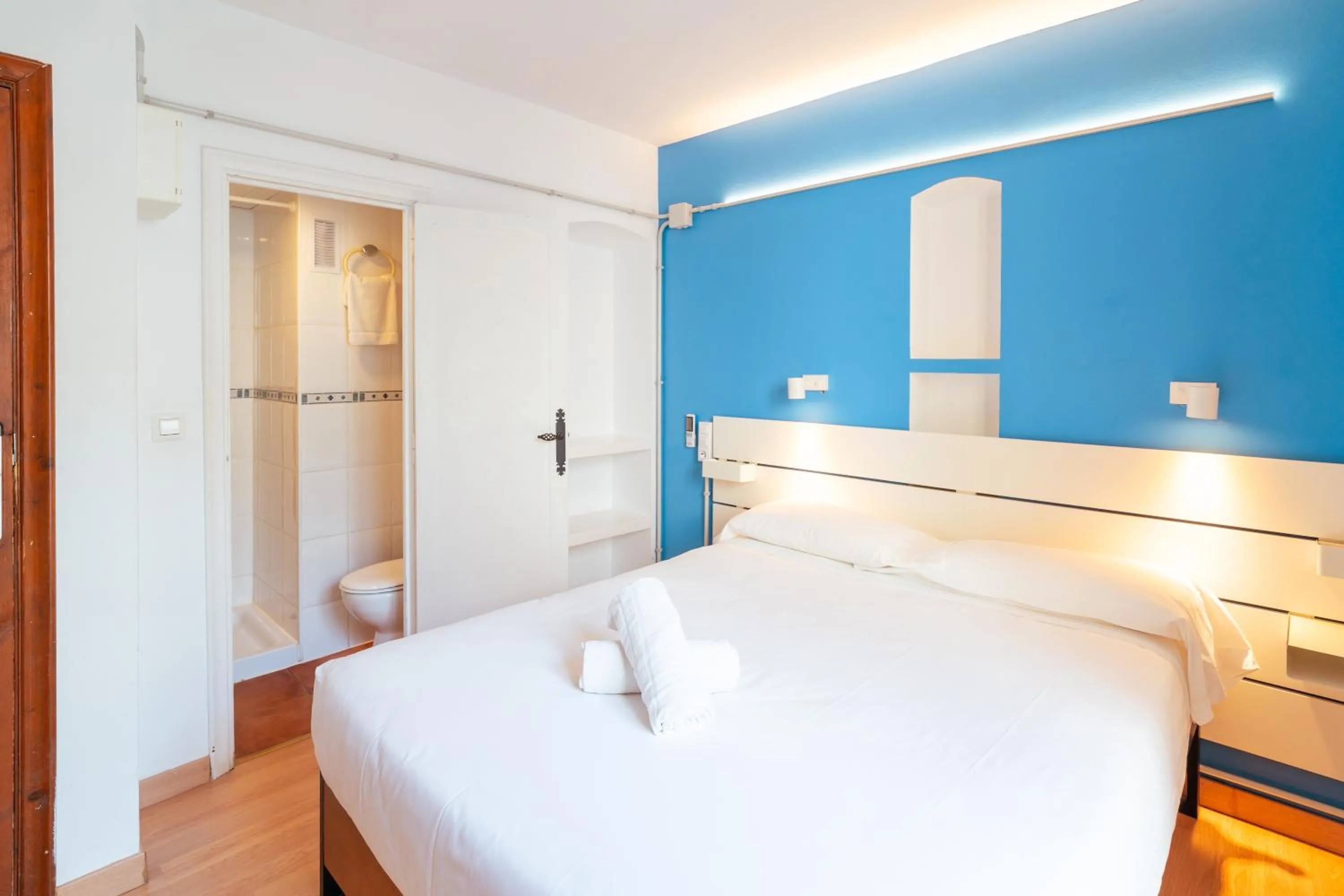 Photo of the whole room, Bed in Forum Tarragona