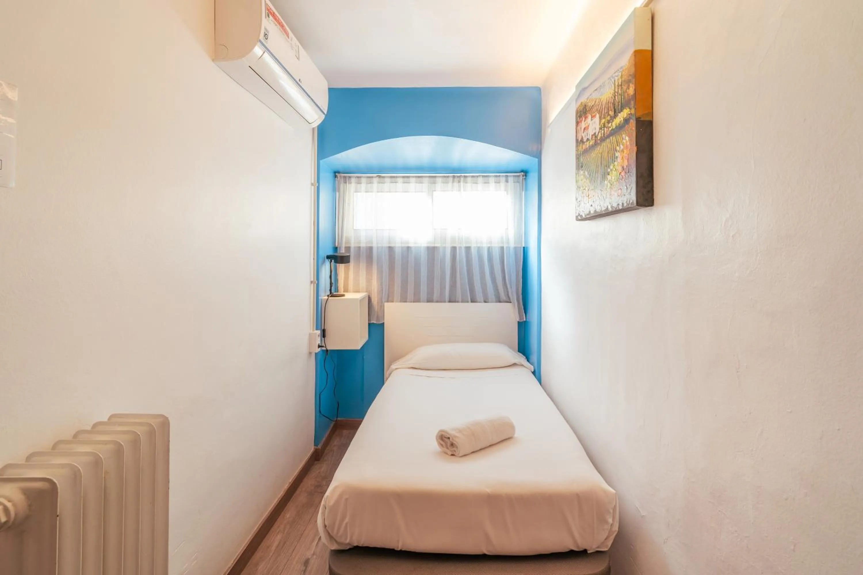 Photo of the whole room, Bed in Forum Tarragona