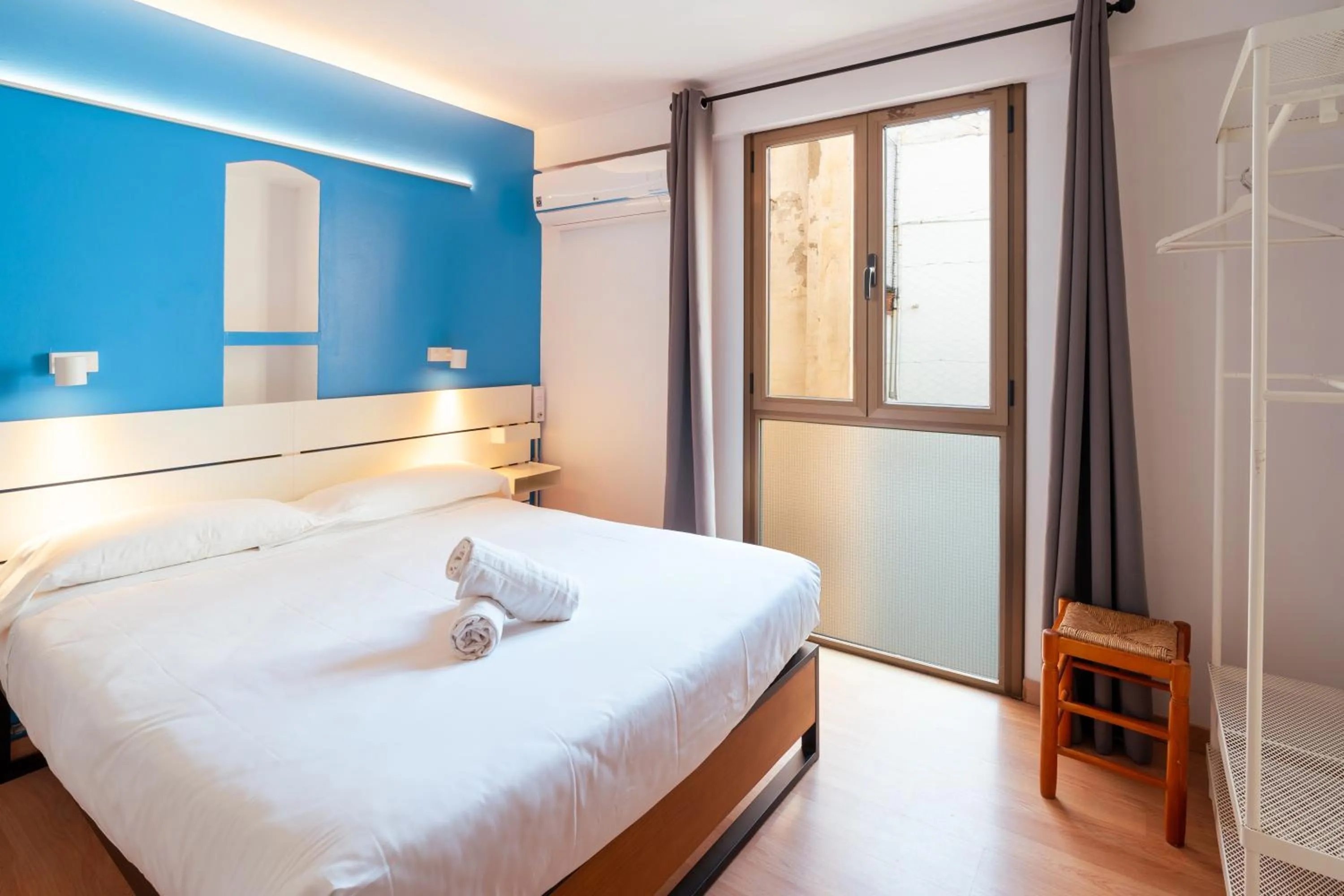 Photo of the whole room, Bed in Forum Tarragona