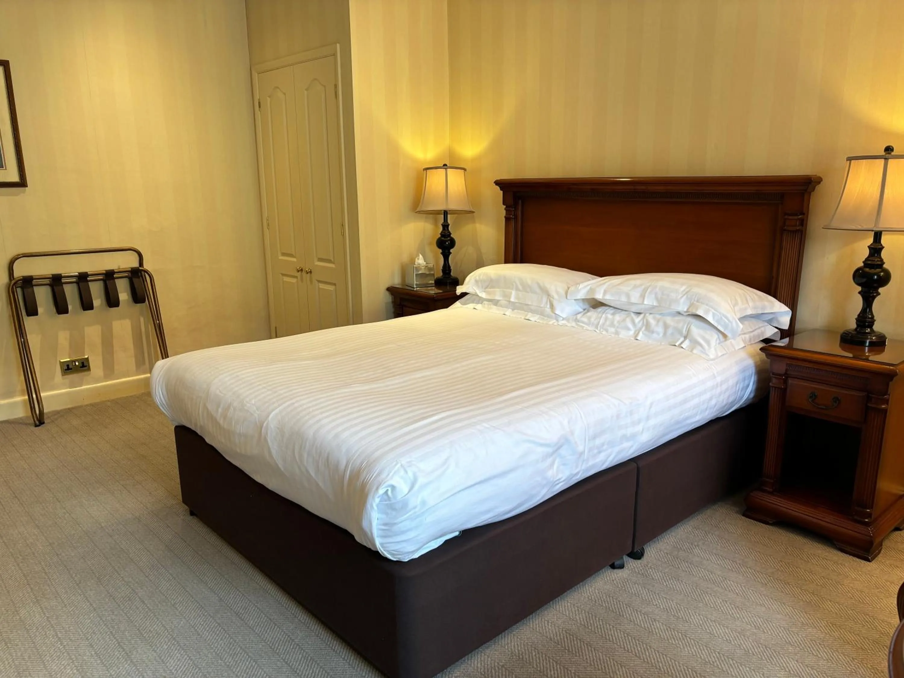 Bedroom, Bed in Lake District Castle Inn