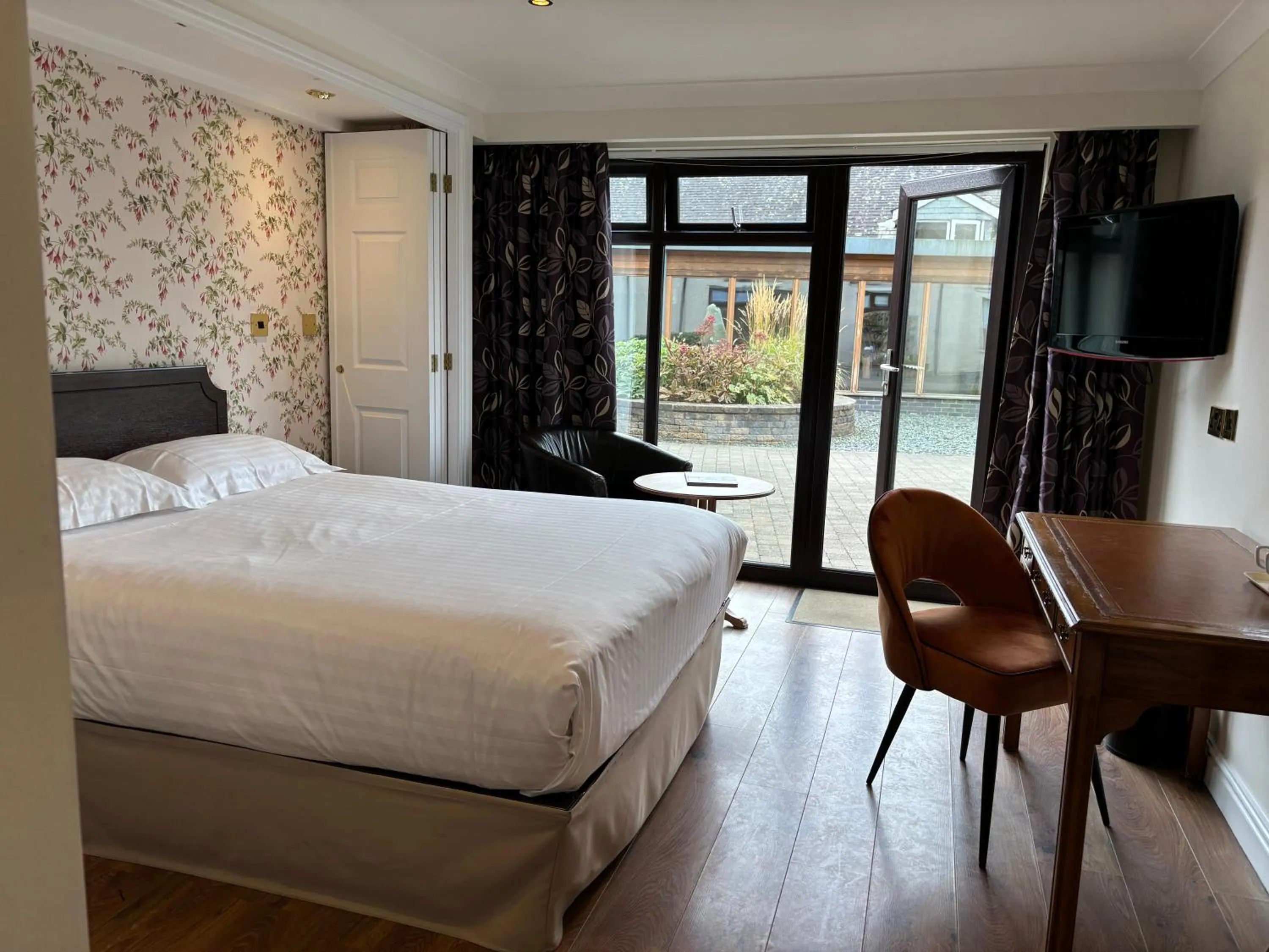 Bedroom, Bed in Lake District Castle Inn