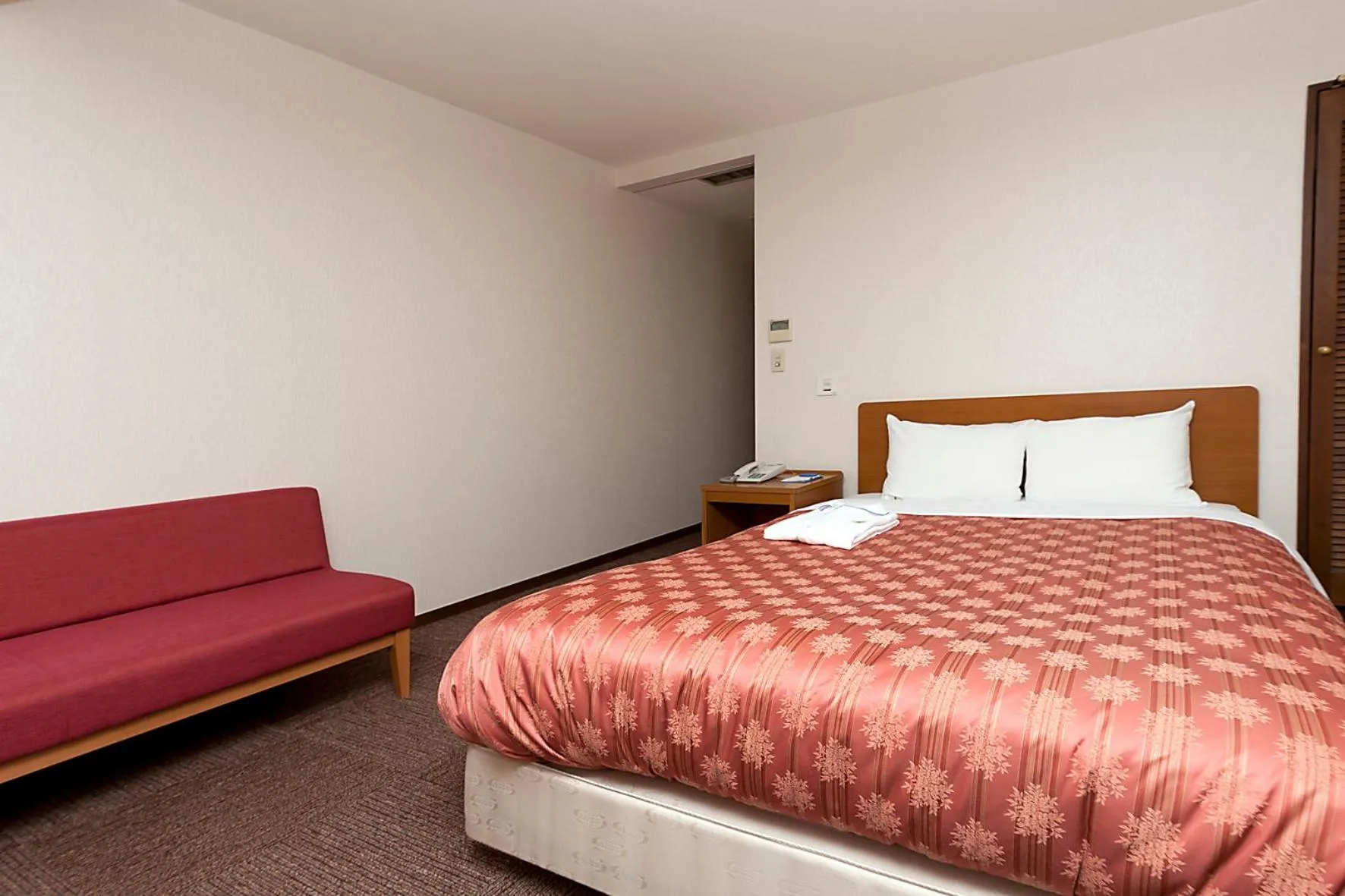 Photo of the whole room, Bed in Kumegawa Wing Hotel