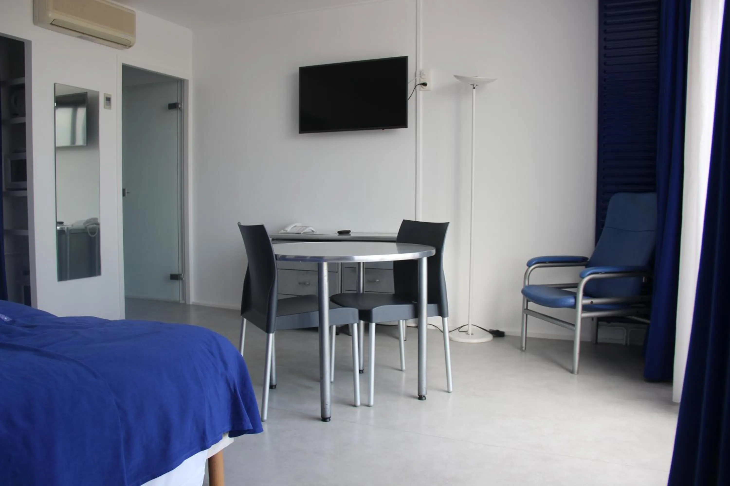 Dining area, Bed in Les Thermes