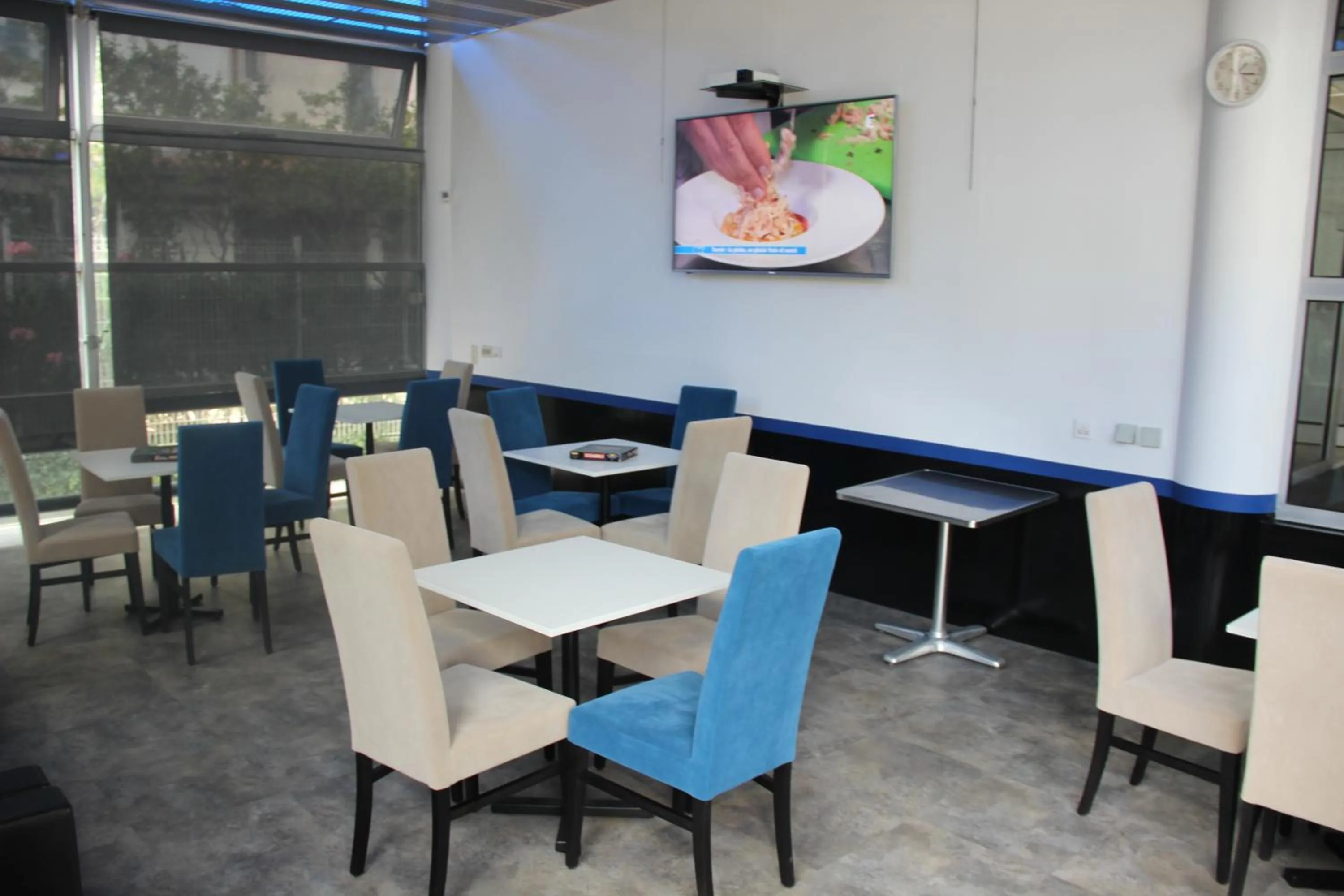 Communal lounge/ TV room in Les Thermes