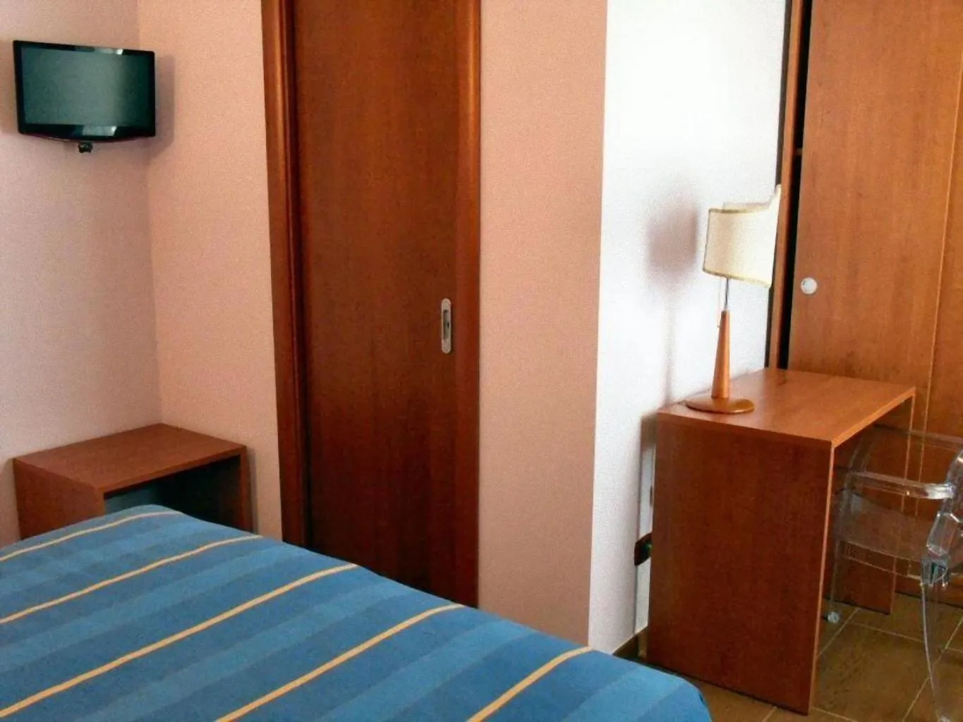 Bedroom, Bed in Residence Bandiera Gialla