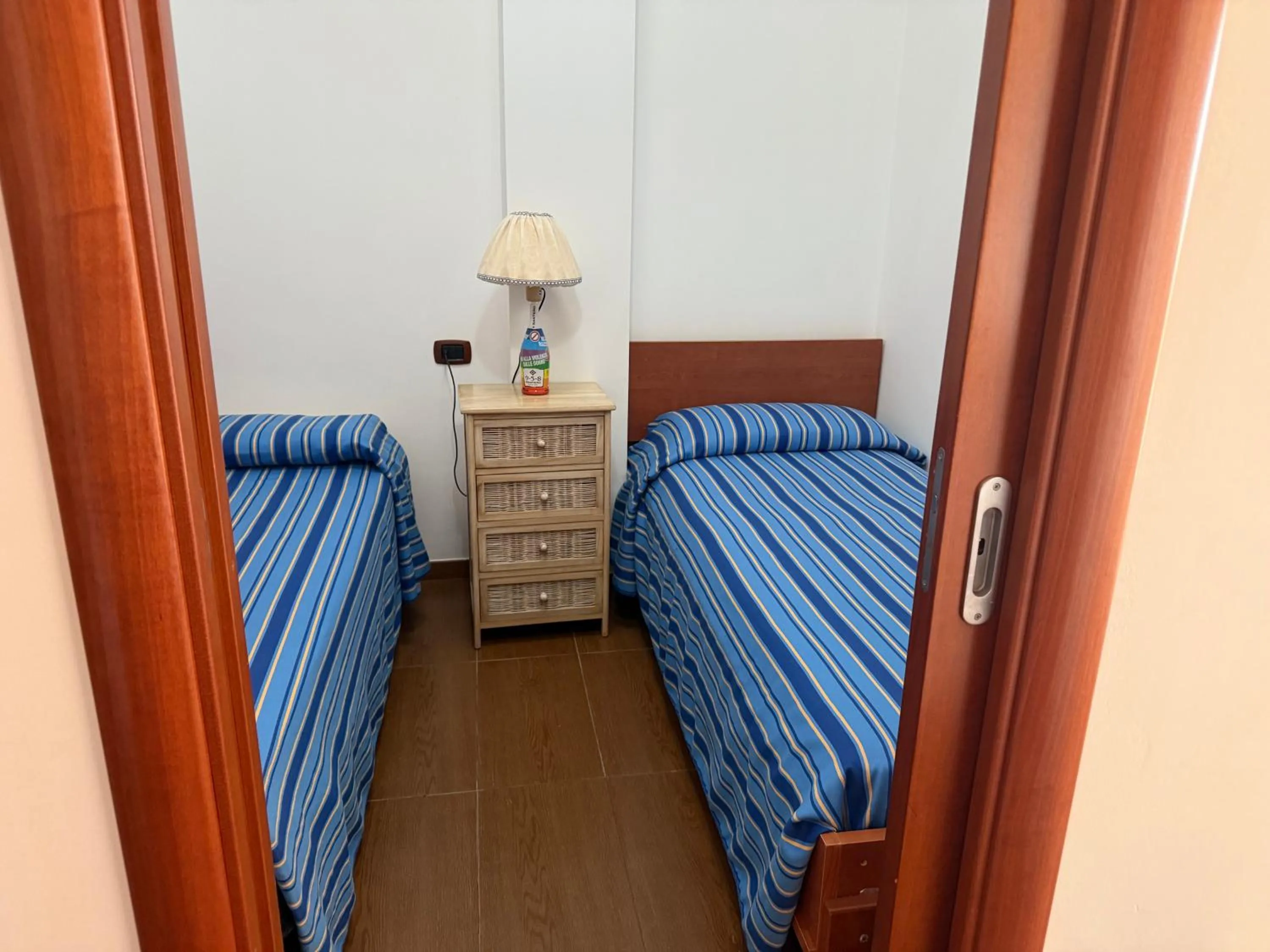 Photo of the whole room, Bed in Residence Bandiera Gialla