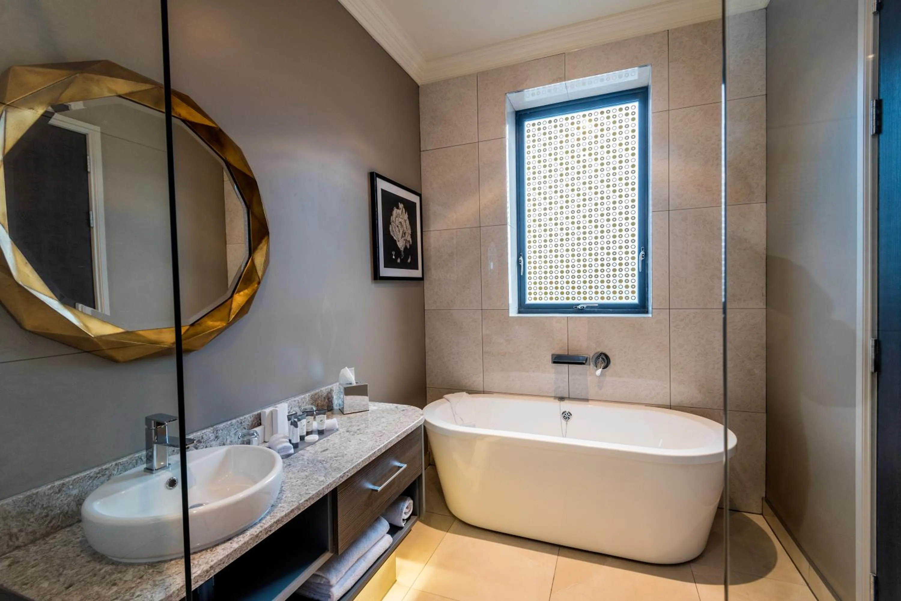 Bathroom in Midlands Park Hotel