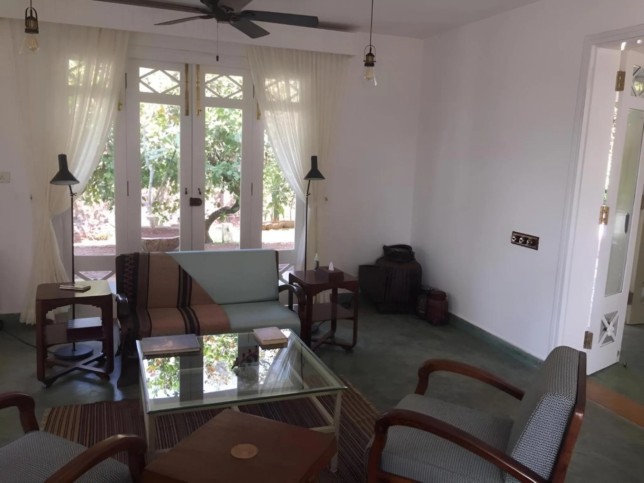 Communal lounge/ TV room in The Postcard Velha, Goa