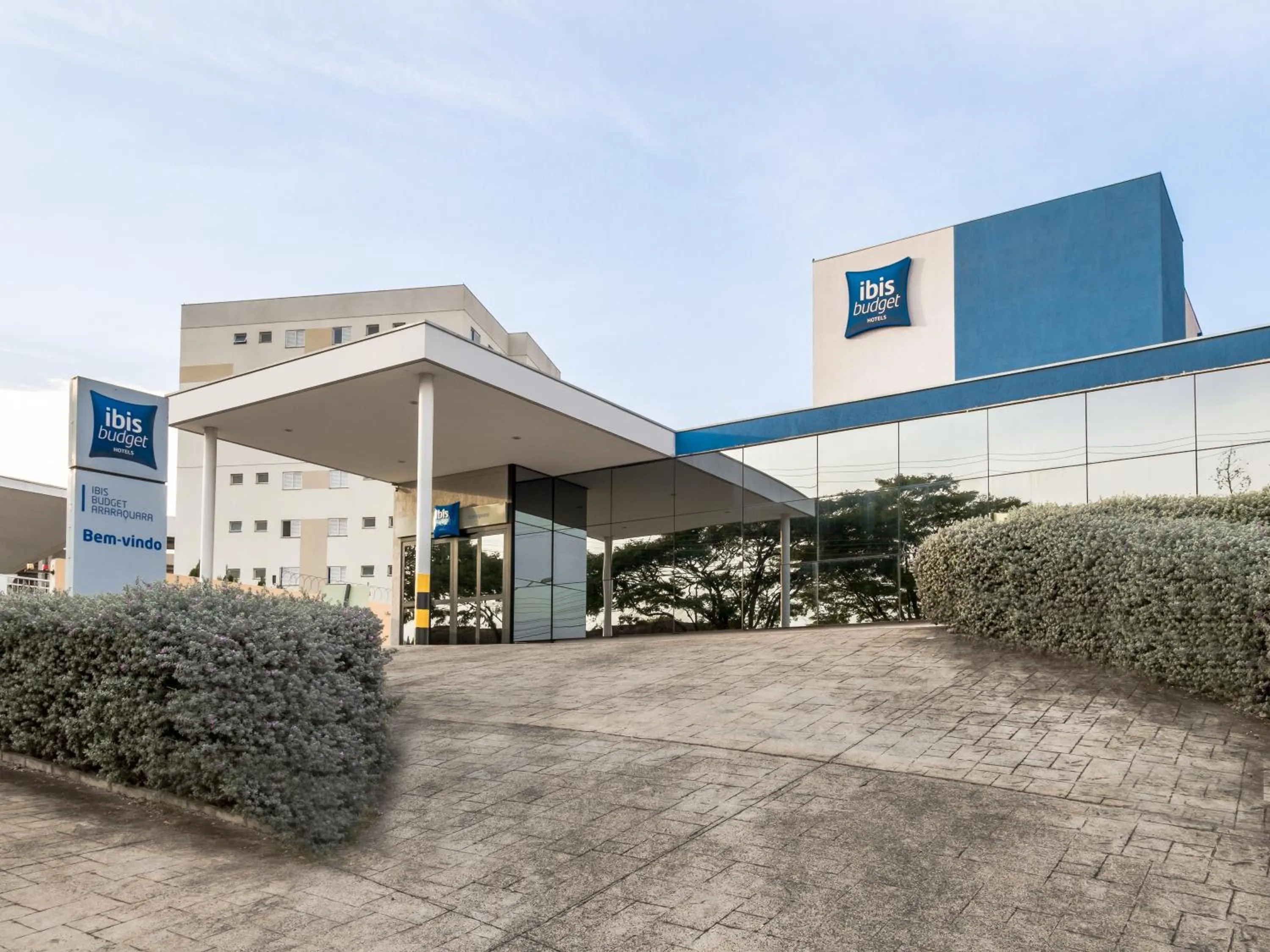 Facade/entrance in Ibis Budget Araraquara