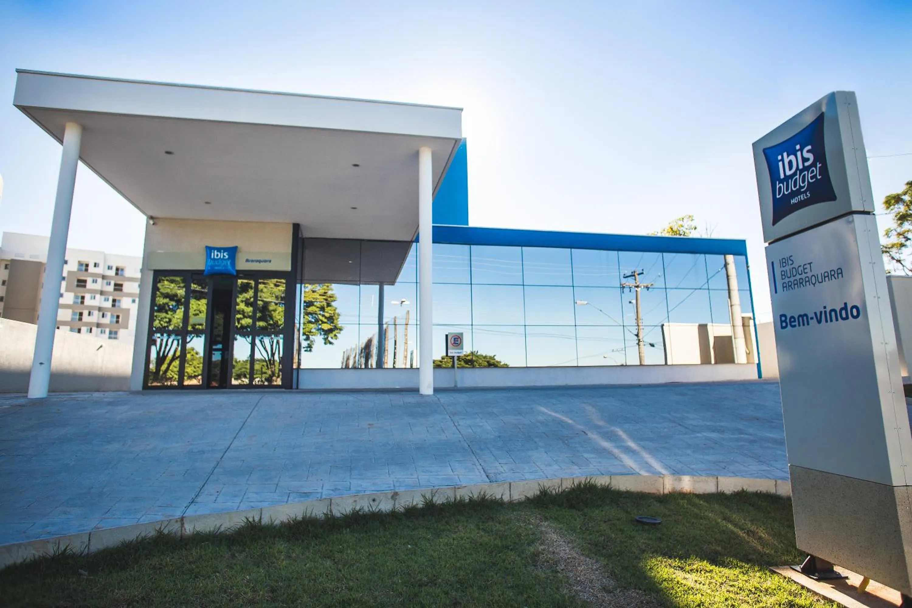Facade/entrance in Ibis Budget Araraquara