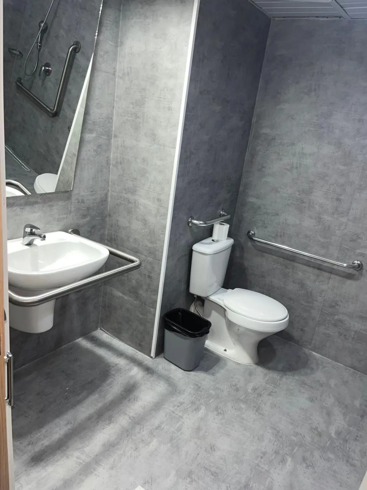 Shower in ibis budget Sertaozinho