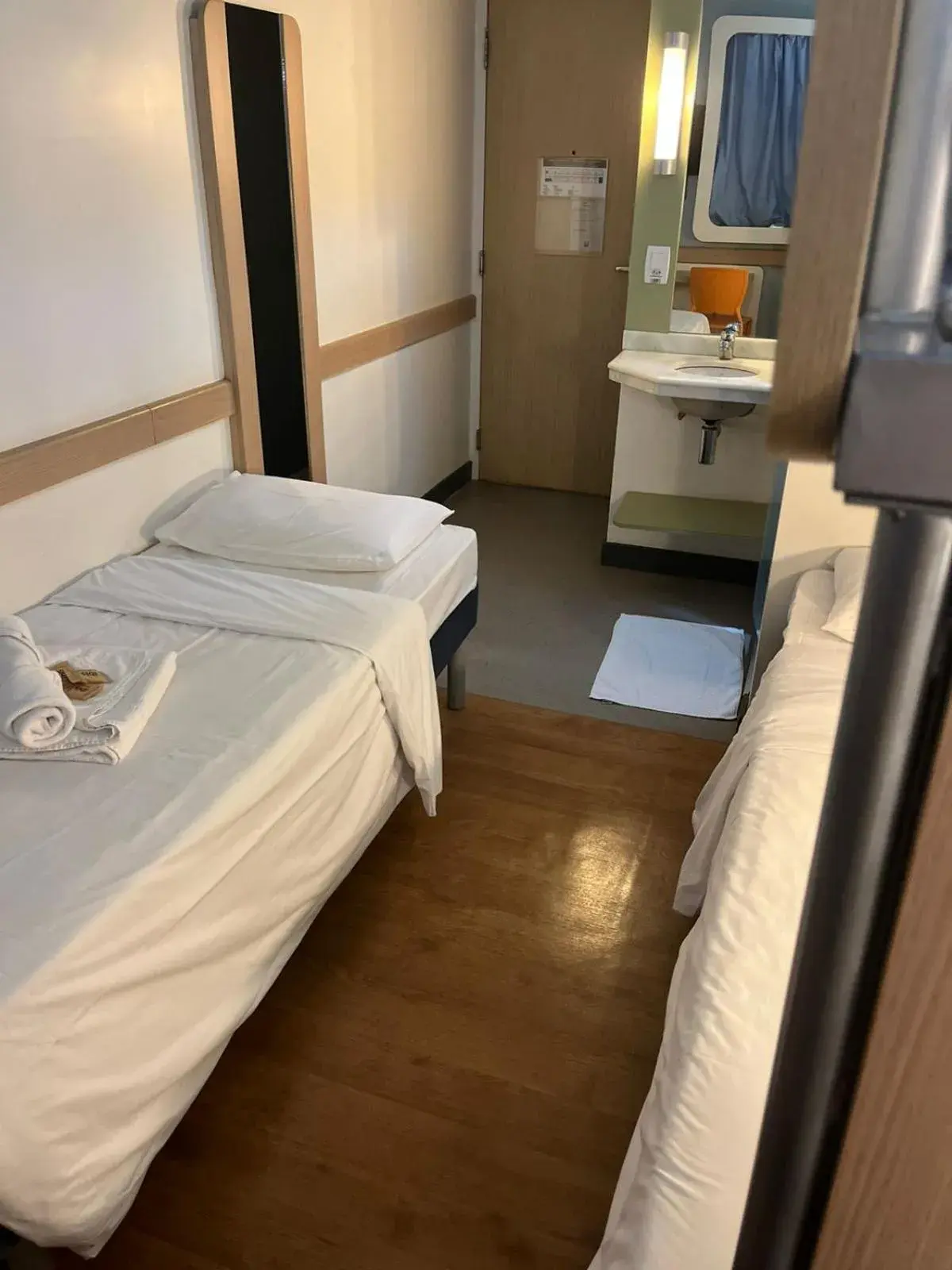 Room with 3 Single Beds - single occupancy in ibis budget Sertaozinho Room with 3 Single Beds - single occupancy in ibis budget Sertaozinho