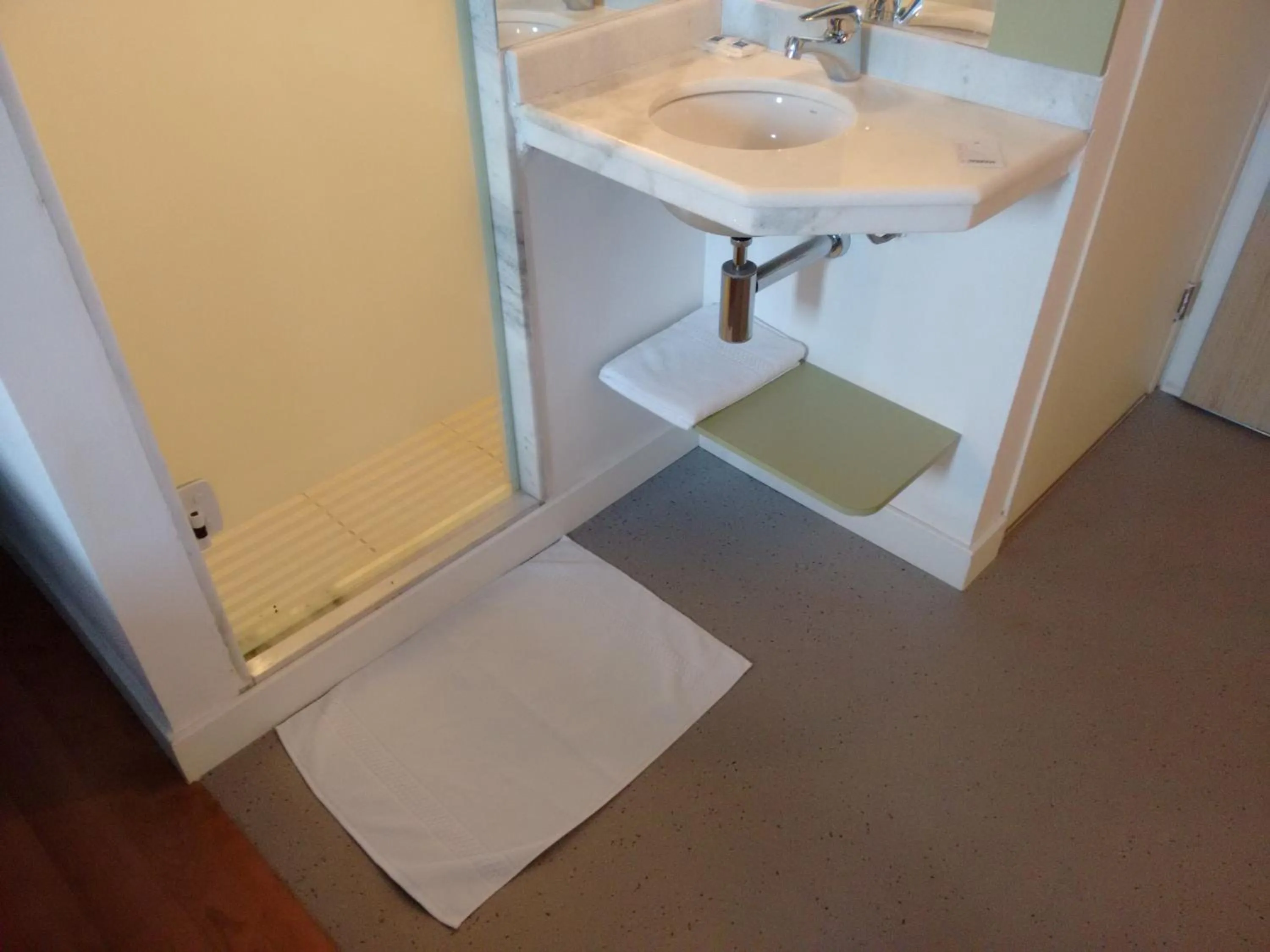 Bathroom in ibis budget Sertaozinho