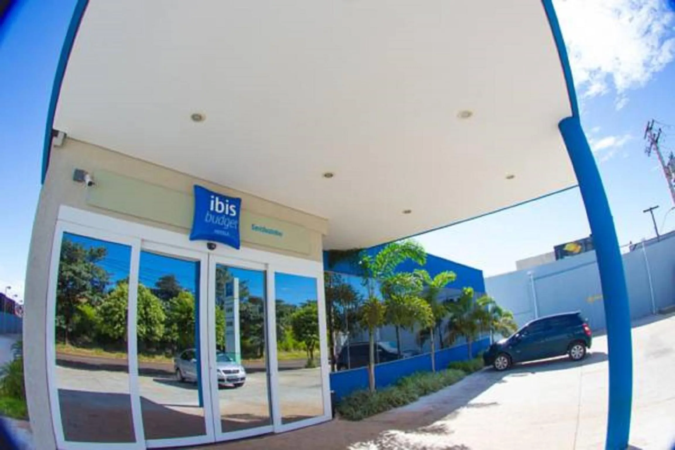 Facade/entrance in ibis budget Sertaozinho