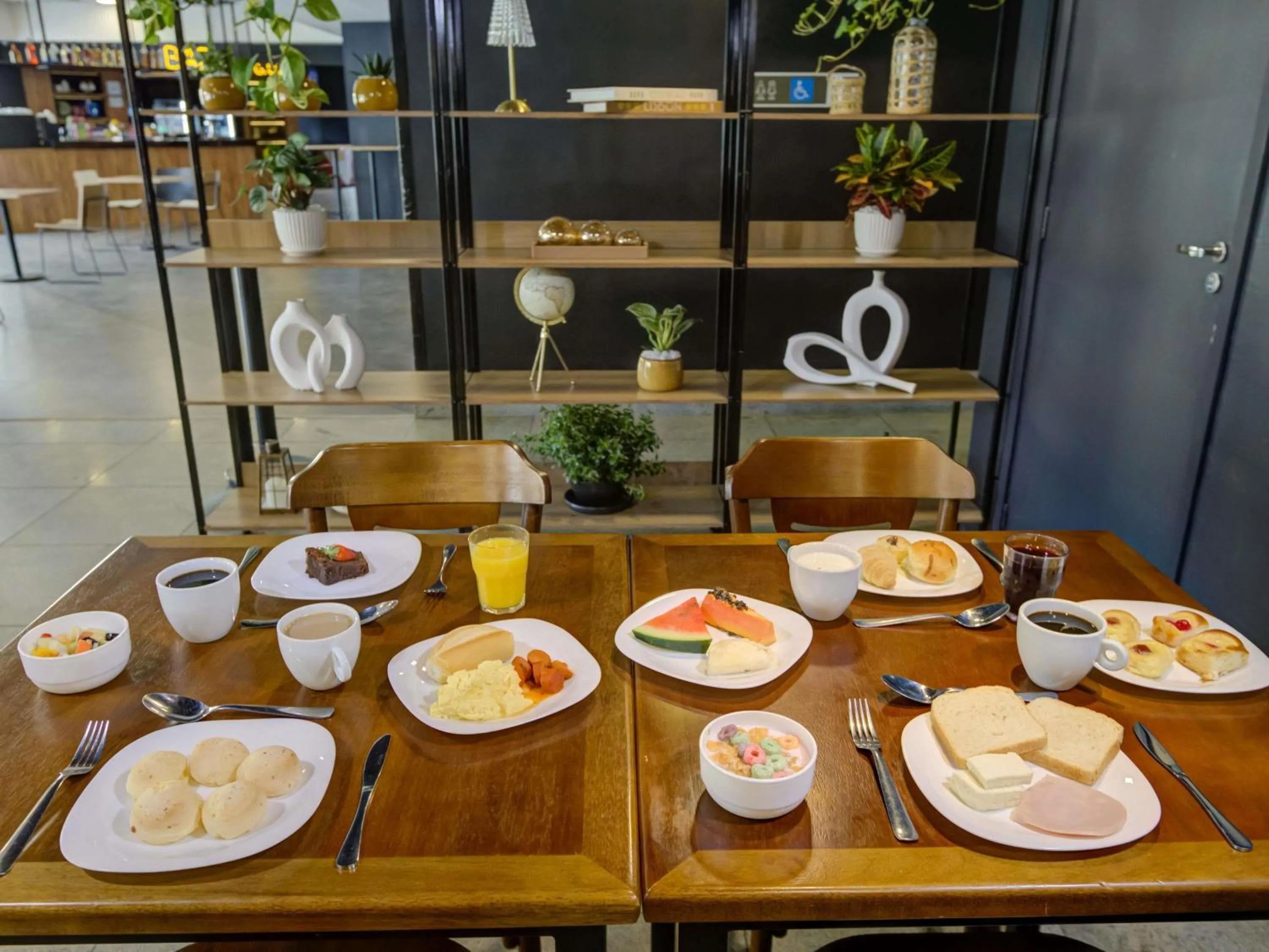 Restaurant/places to eat in ibis budget Rio de Janeiro Nova America