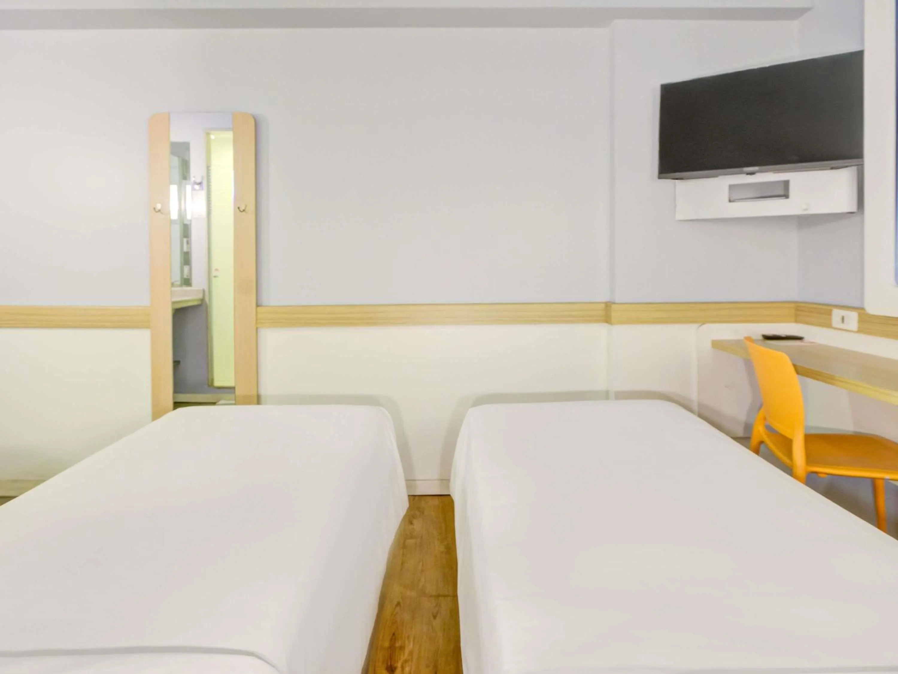 Bedroom, Bed in ibis budget Rio de Janeiro Nova America