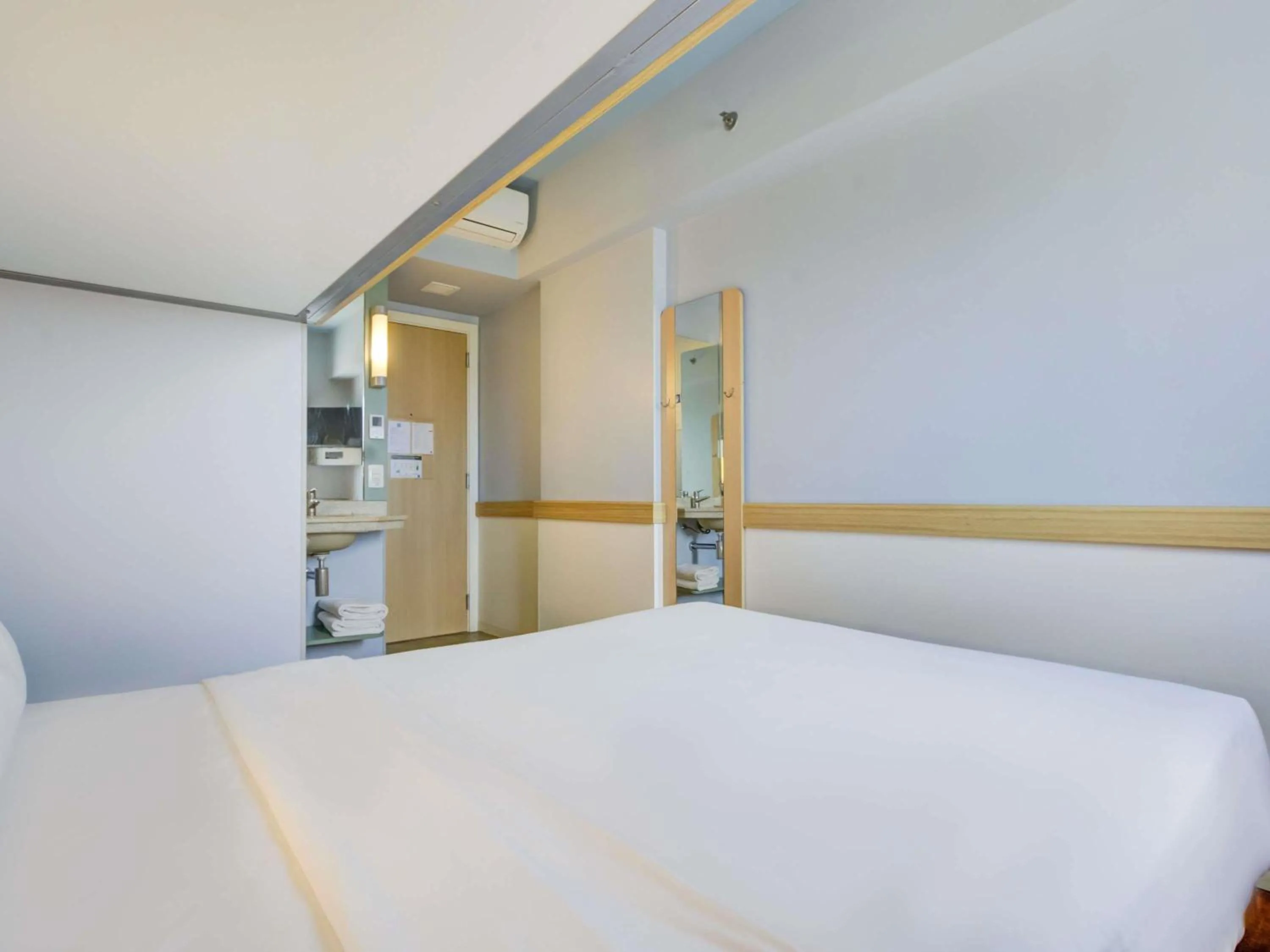 Bedroom, Bed in ibis budget Rio de Janeiro Nova America