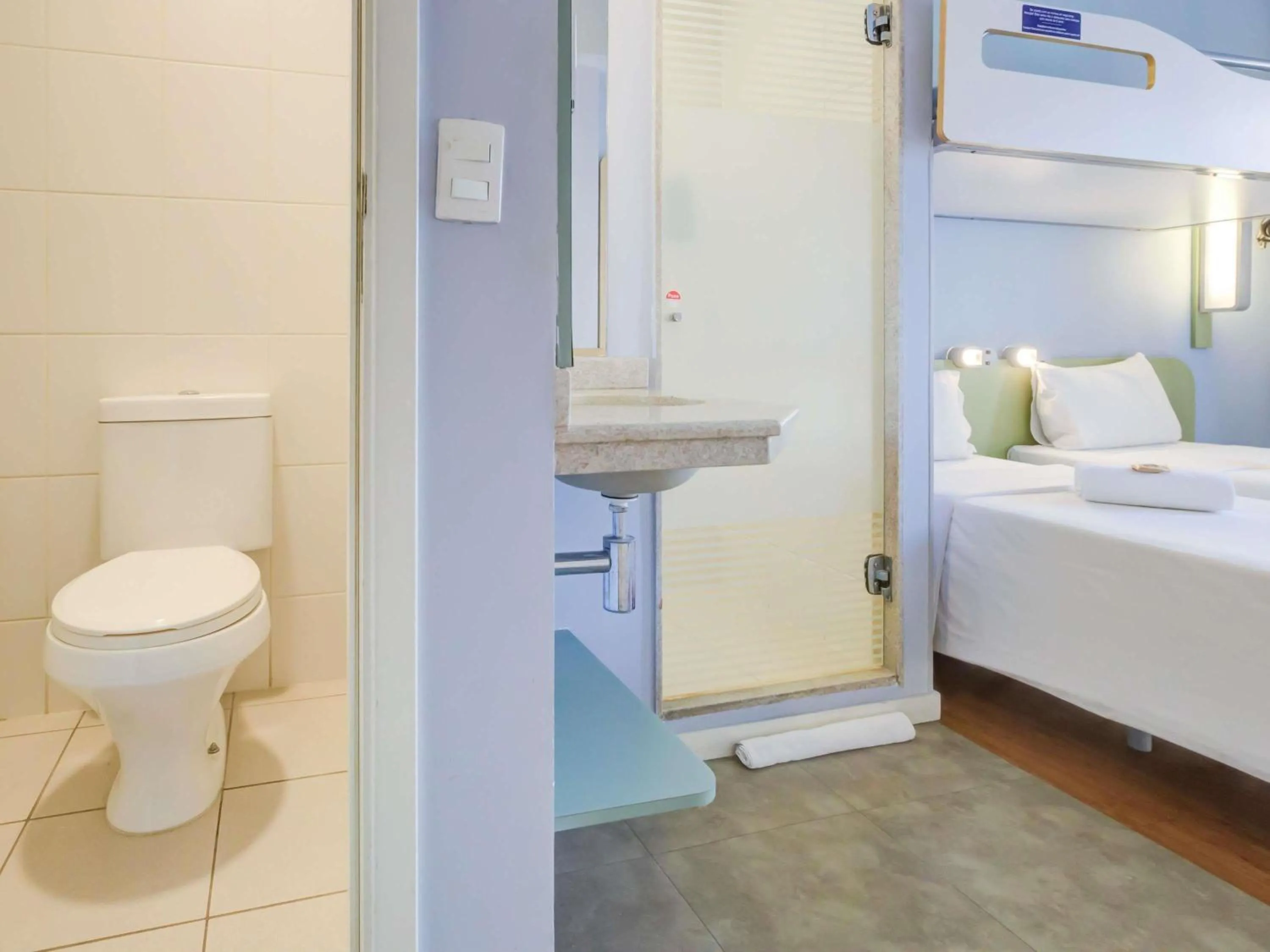 Bathroom, Bed in ibis budget Rio de Janeiro Nova America
