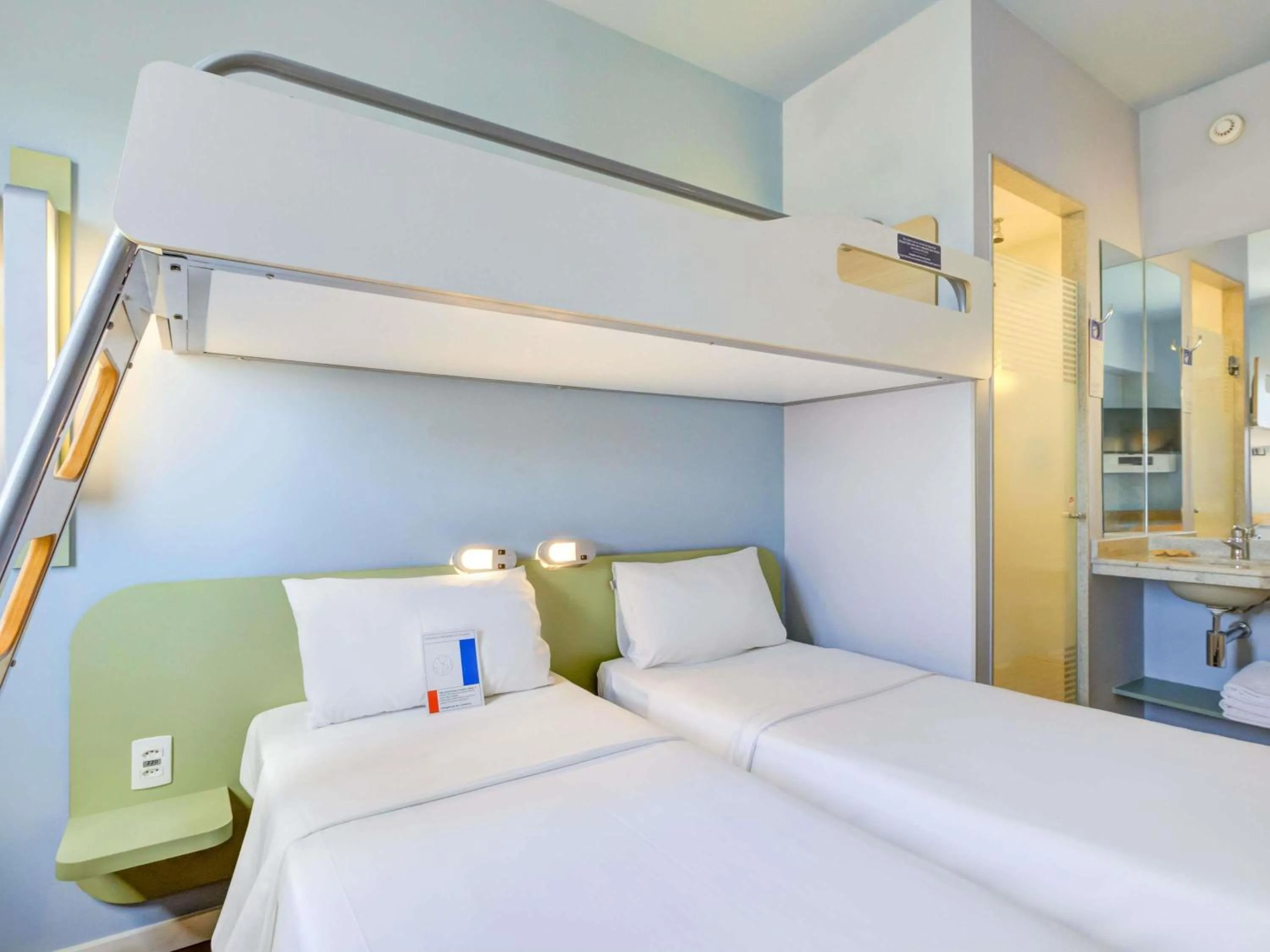 Bedroom, Bed in ibis budget Rio de Janeiro Nova America