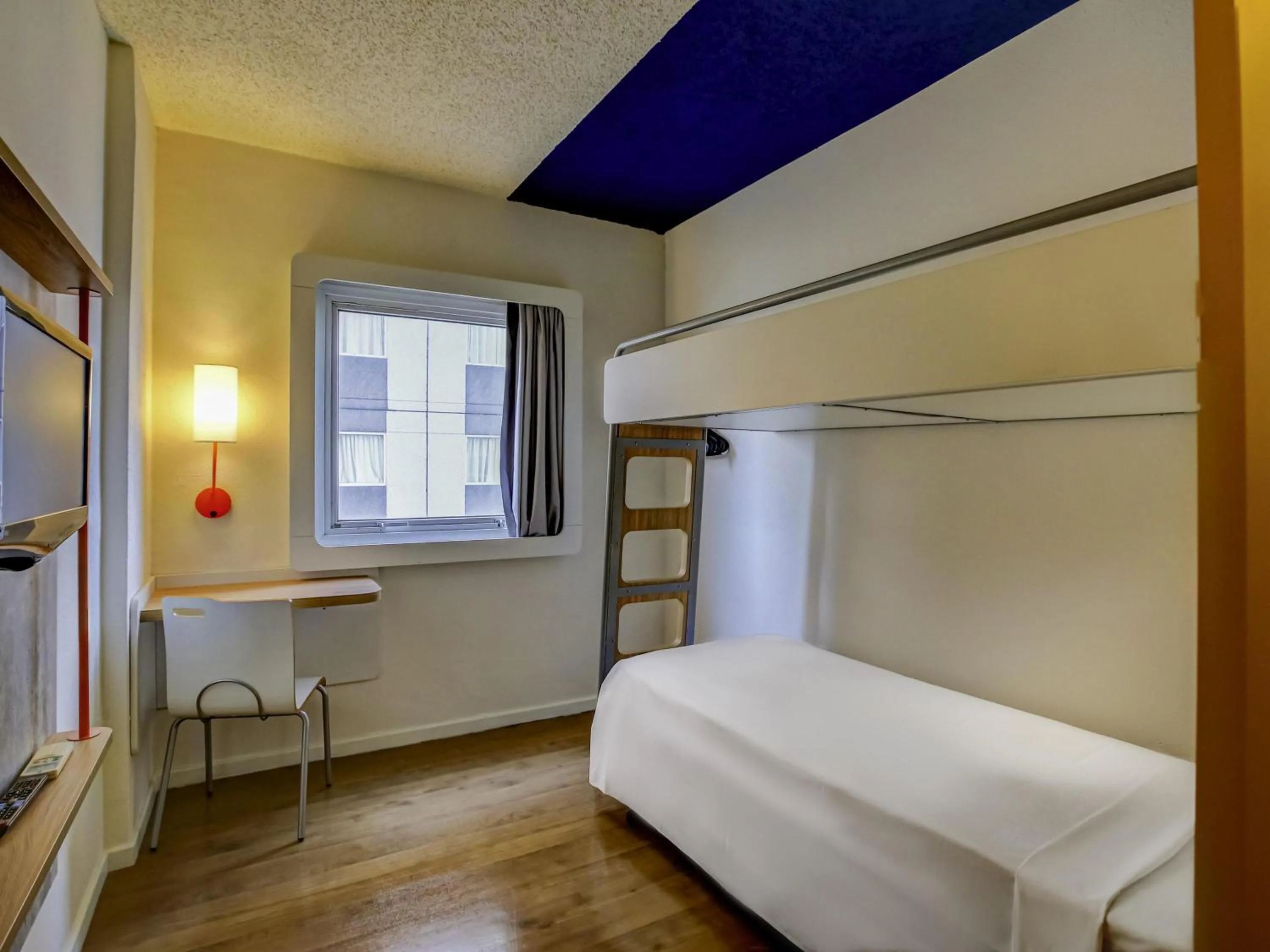 Bedroom, Bed in ibis budget Tambore