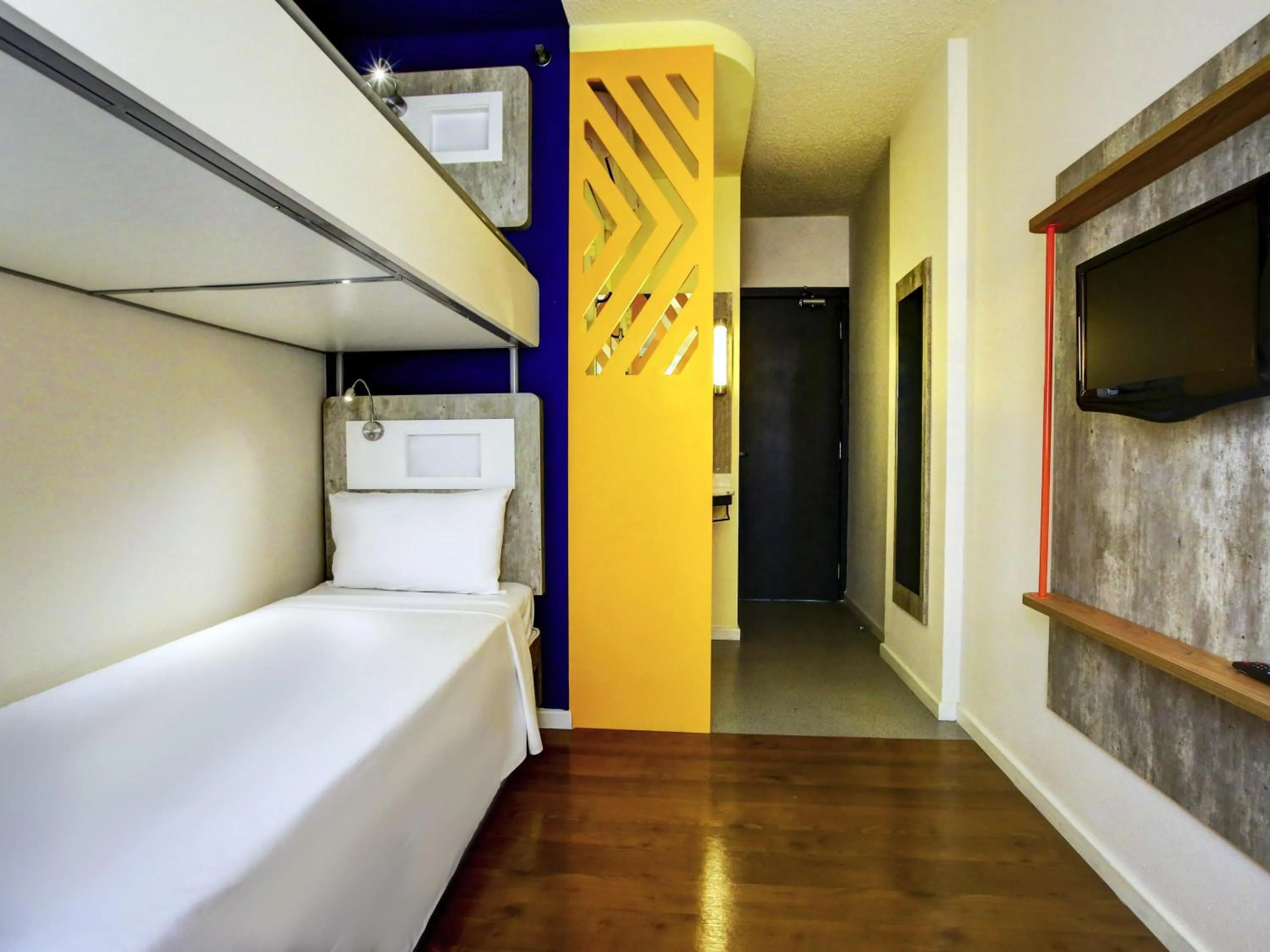 Bedroom, Bed in ibis budget Tambore