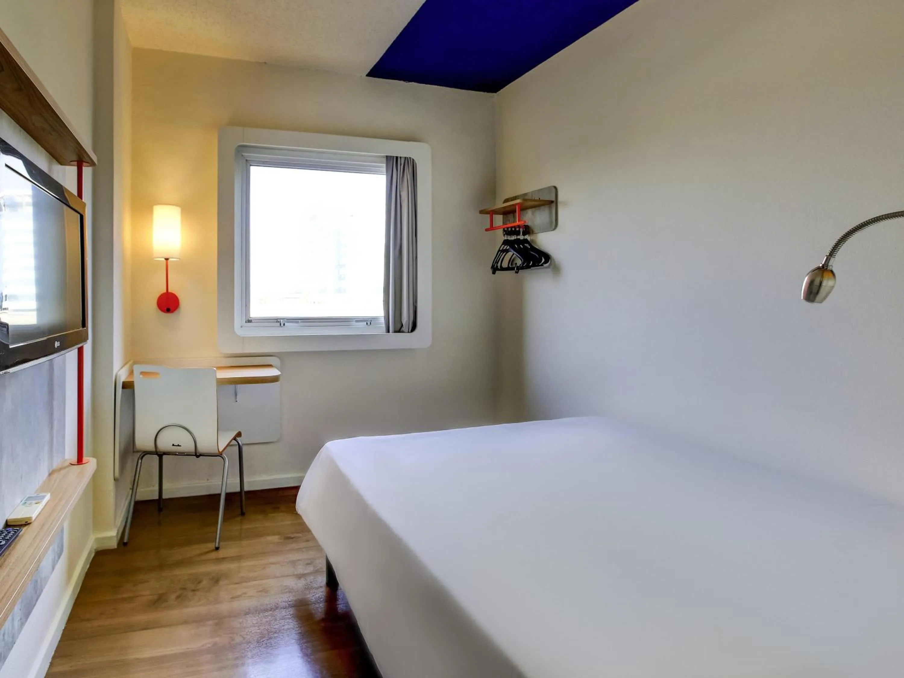 Bedroom, Bed in ibis budget Tambore