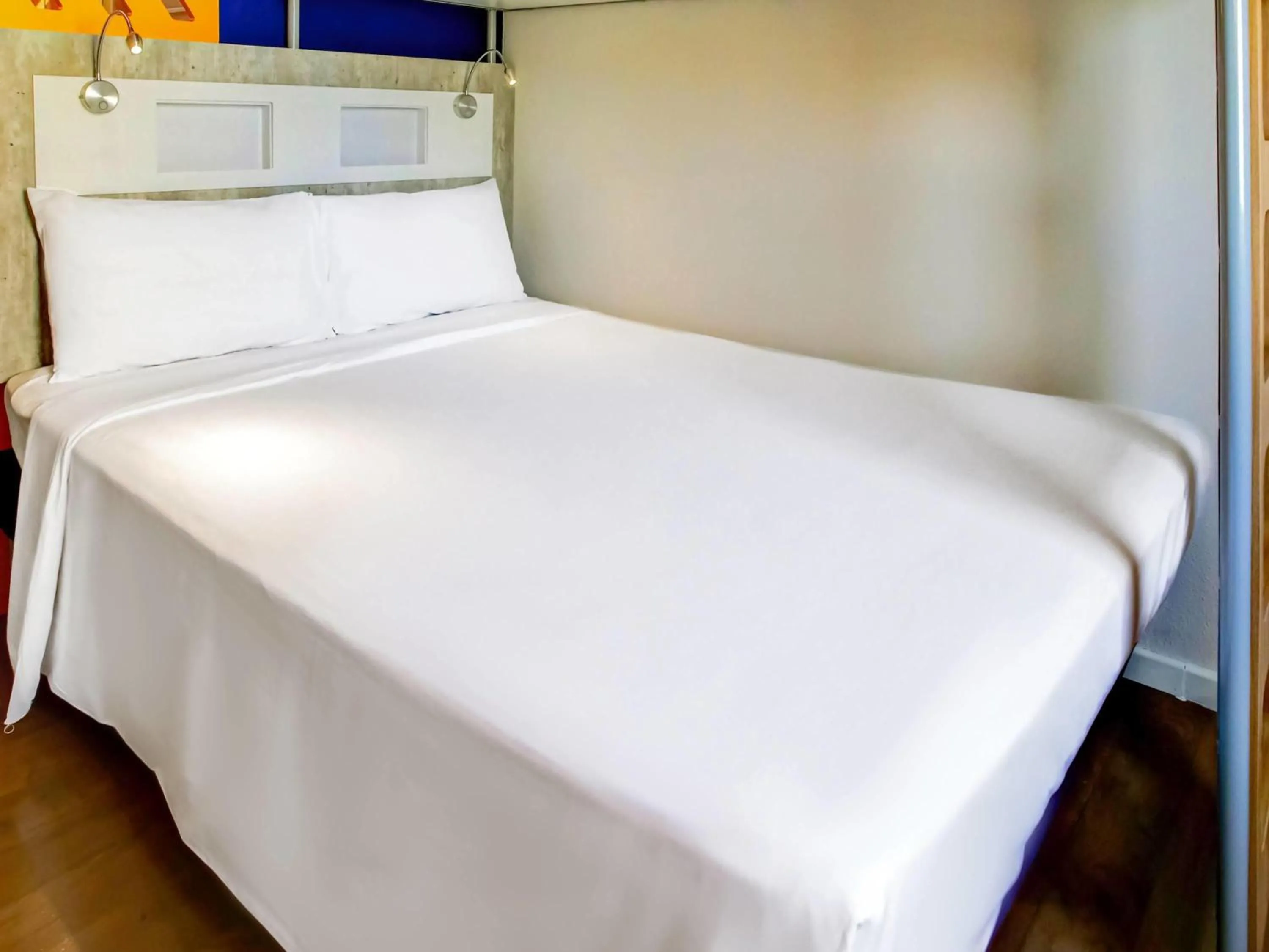 Bedroom, Bed in ibis budget Tambore