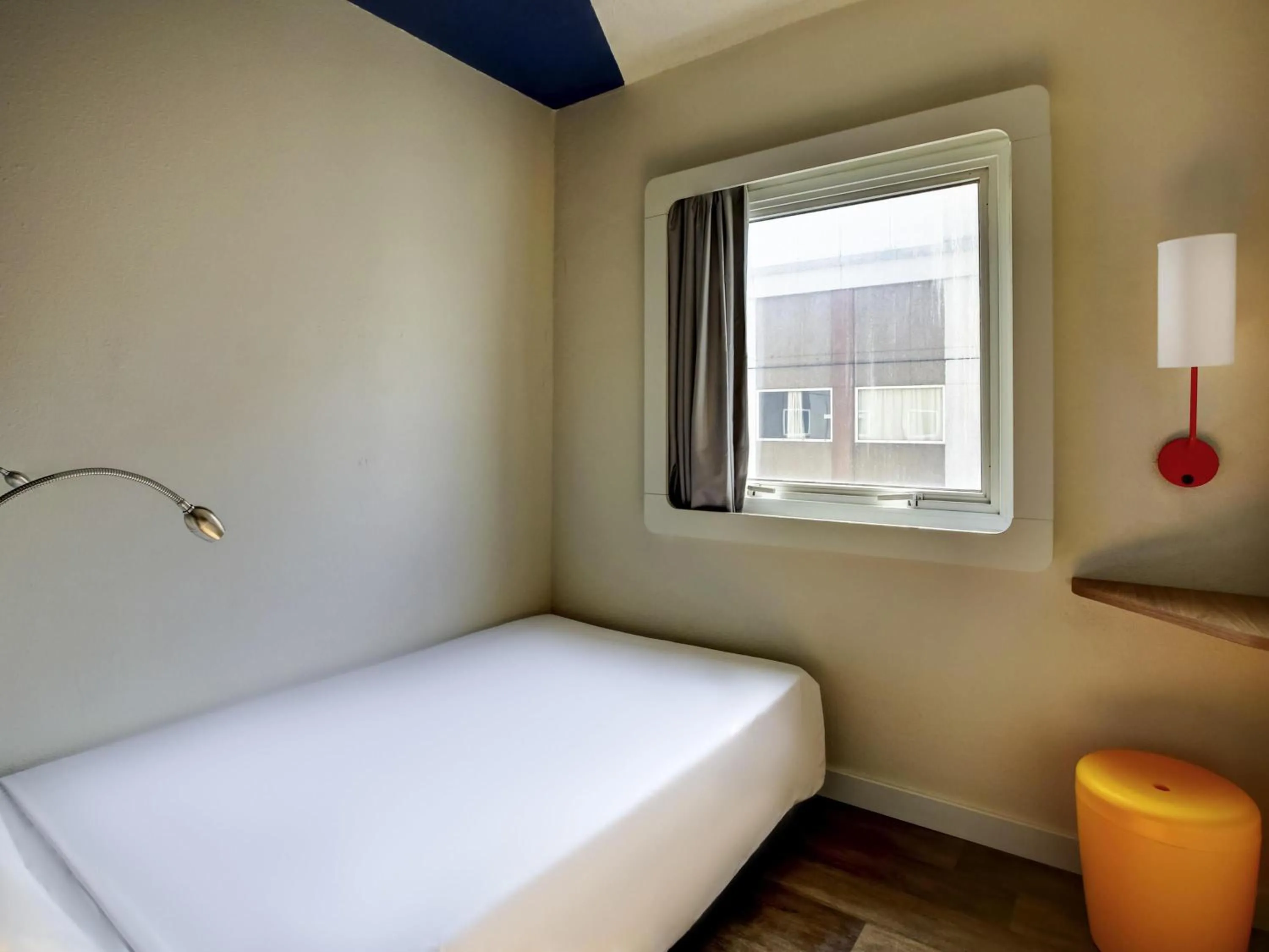 Bedroom, Bed in ibis budget Tambore