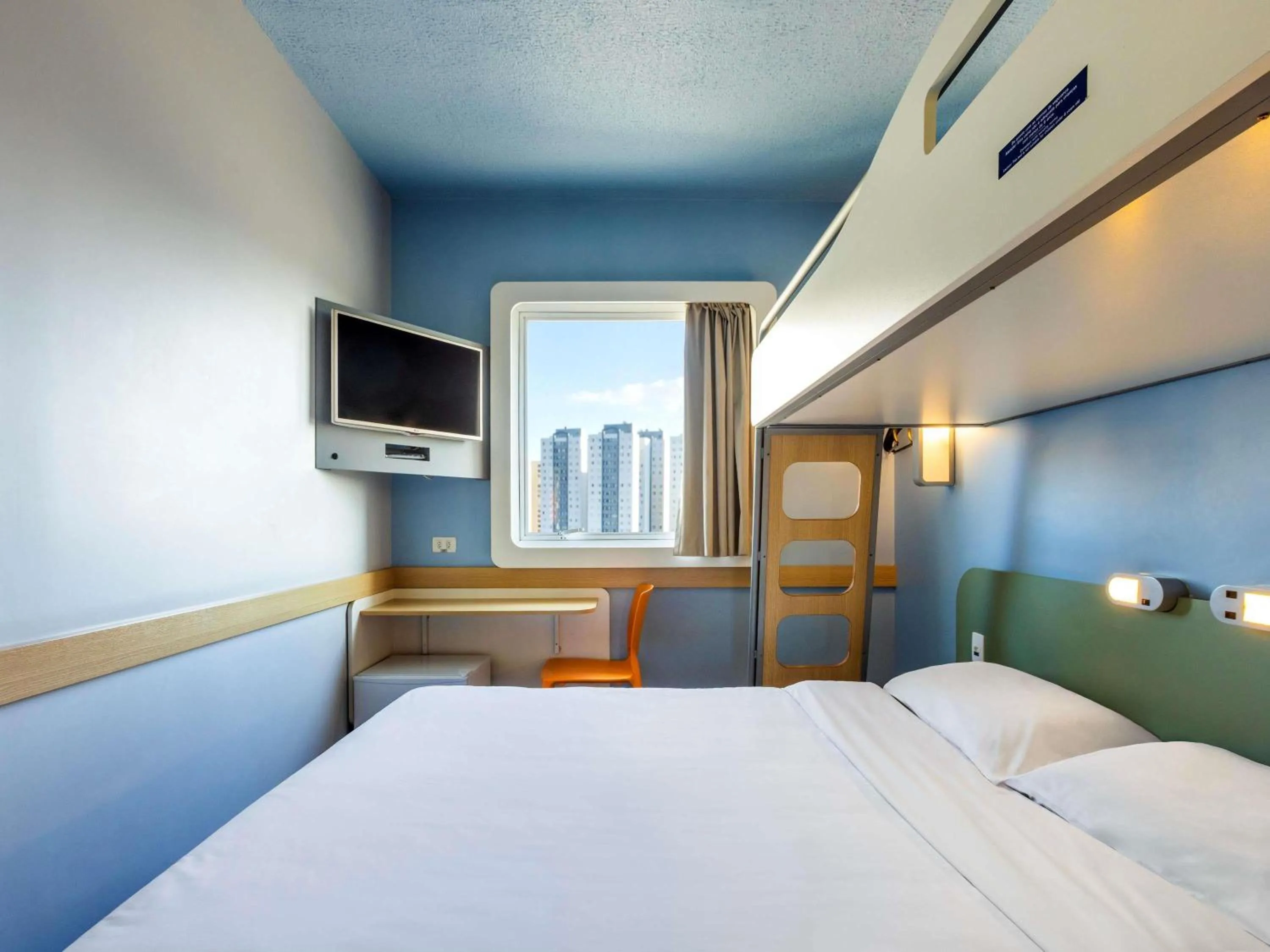 Bedroom, Bed in ibis budget Jundiai Shopping