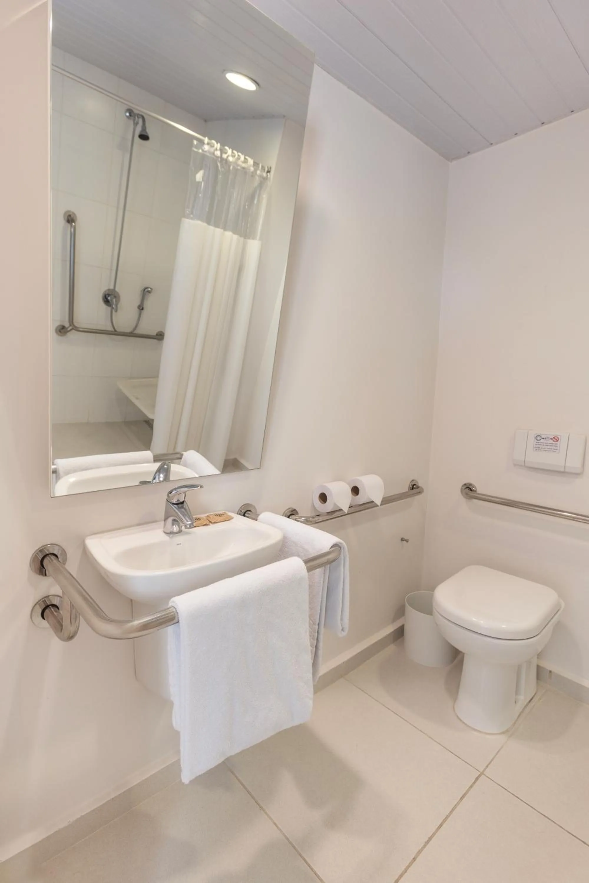 Toilet in ibis budget Jundiai Shopping