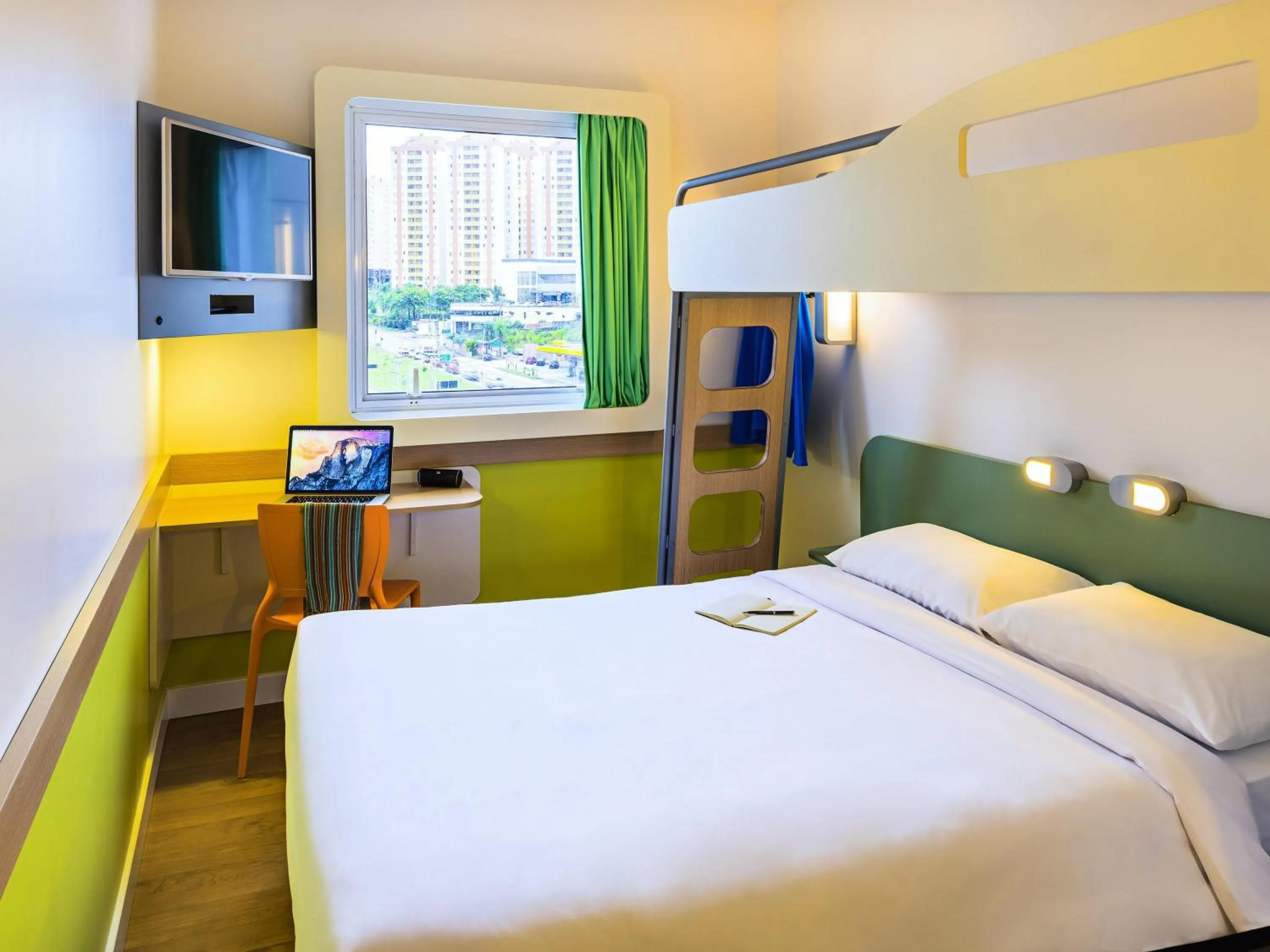 Bedroom, Bed in ibis budget Jundiai Shopping