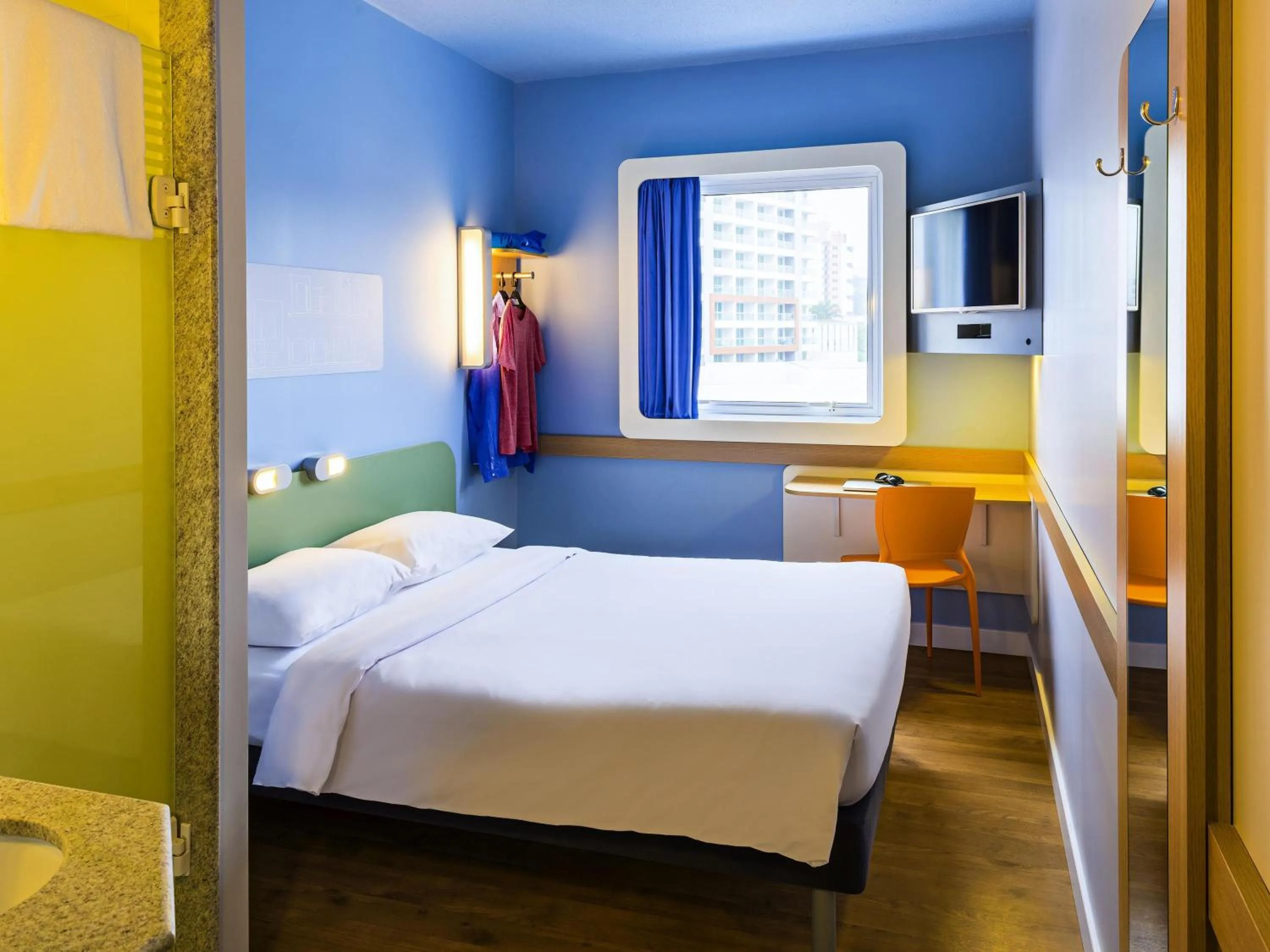 Bedroom, Bed in ibis budget Jundiai Shopping