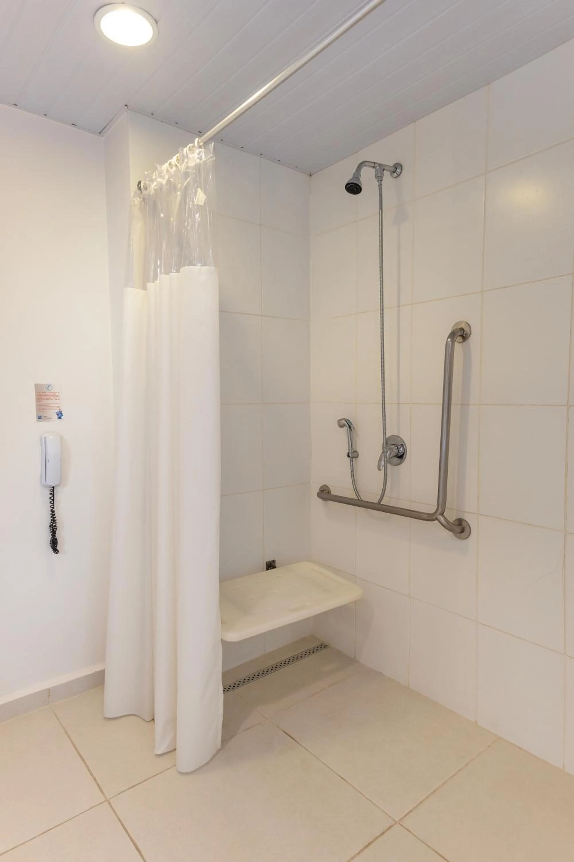 Bathroom in ibis budget Jundiai Shopping