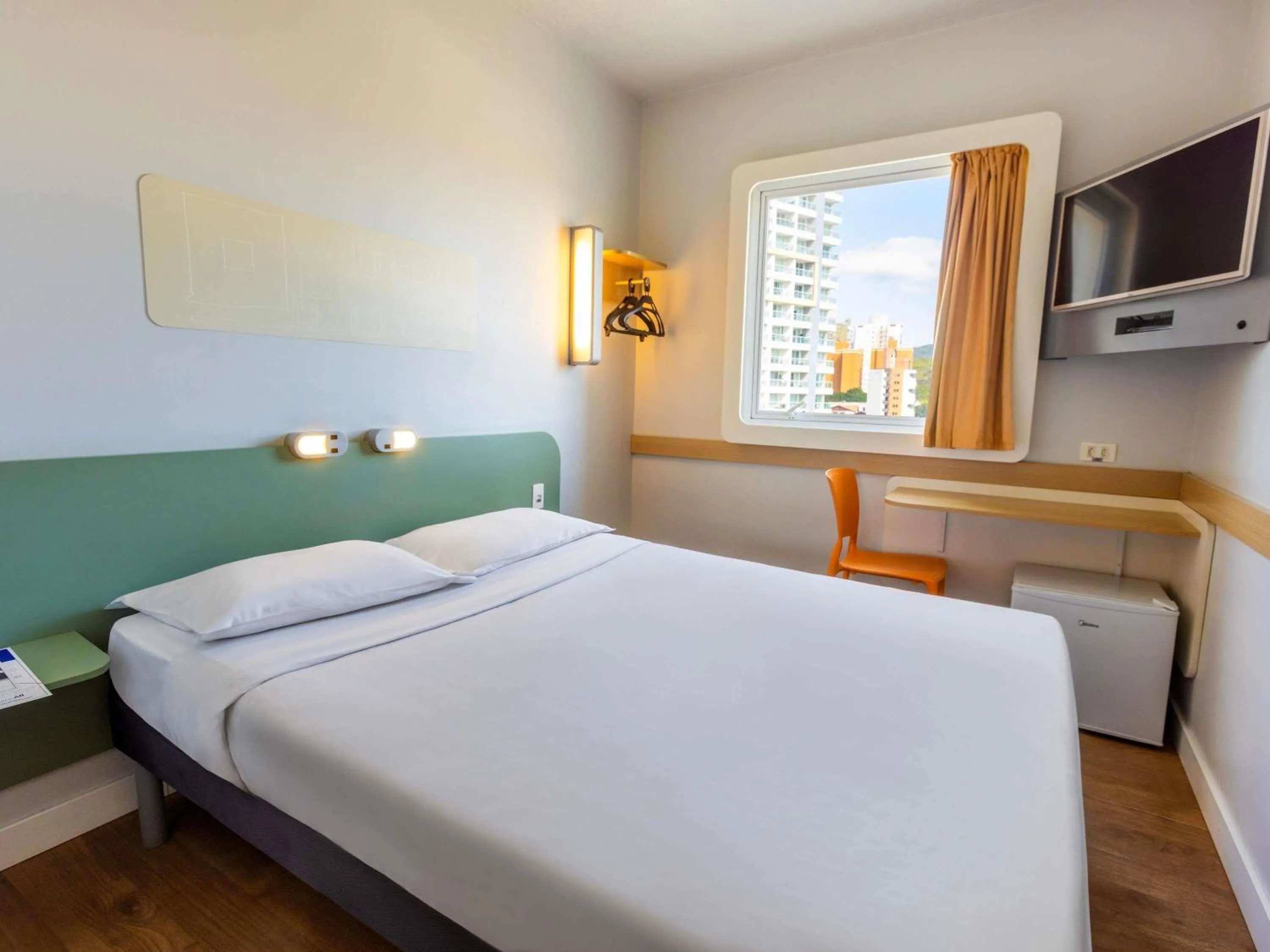 Bedroom, Bed in ibis budget Jundiai Shopping