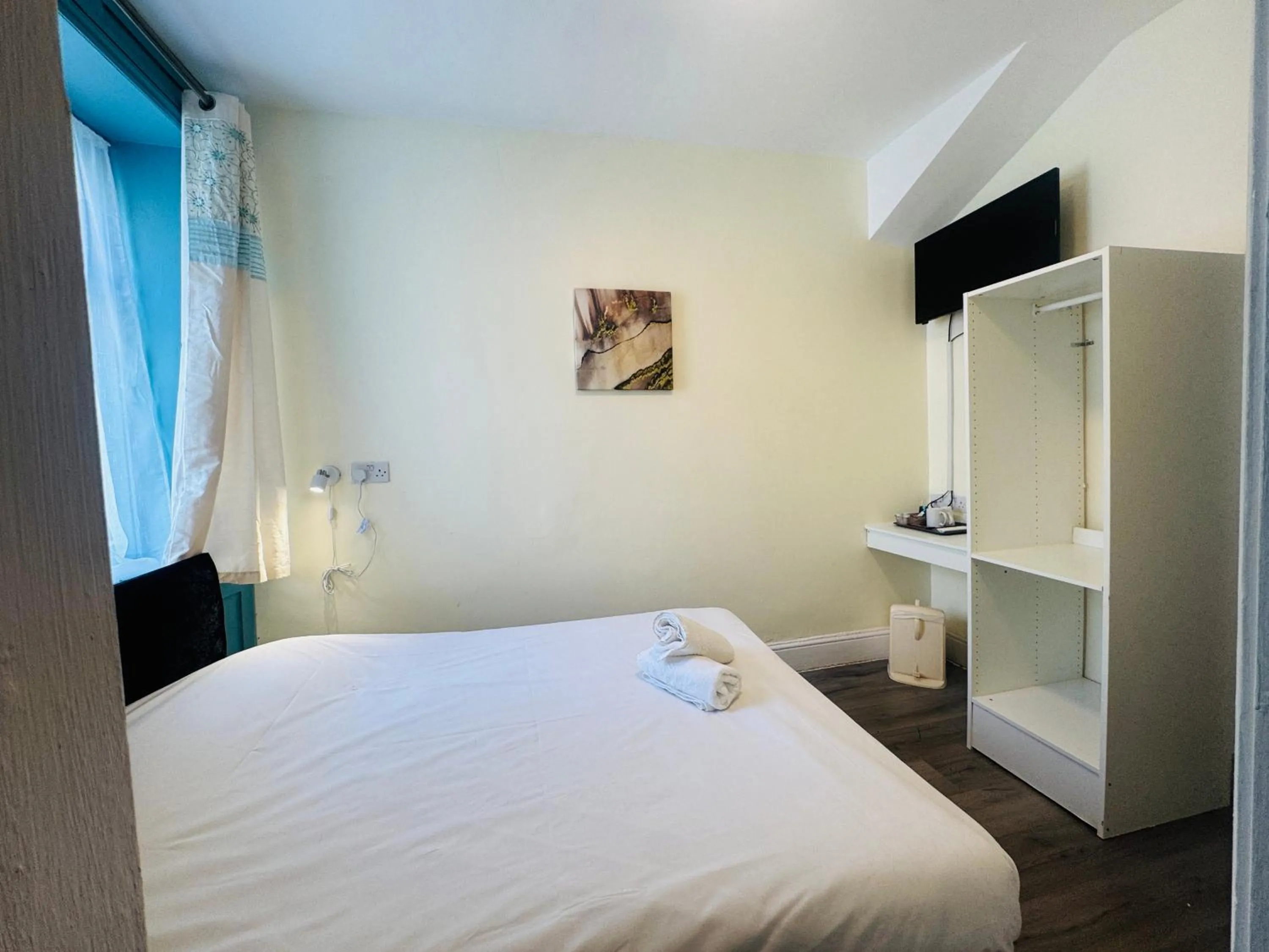 Photo of the whole room, Bed in Calypso hotel Blackpool