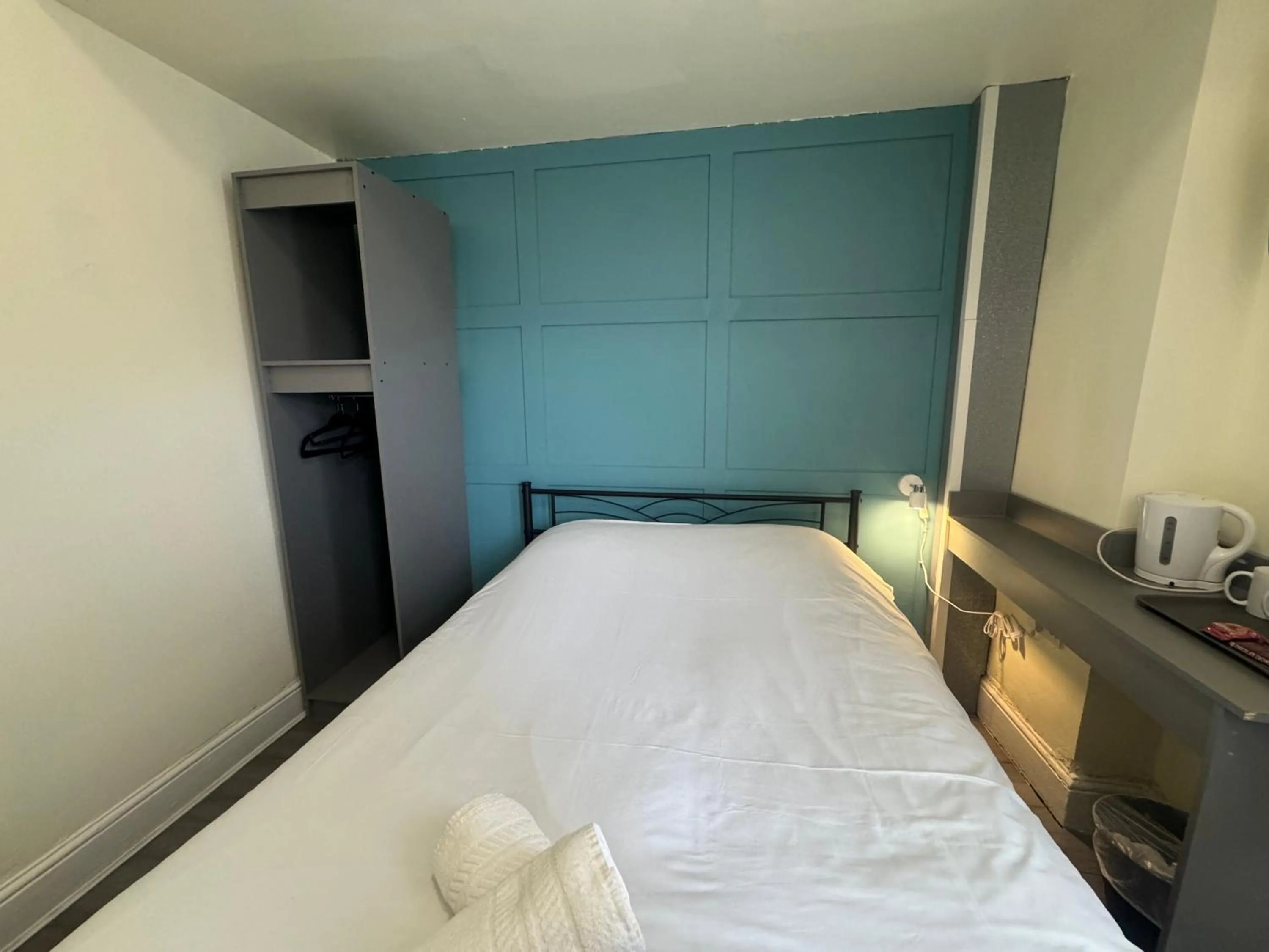 Photo of the whole room, Bed in Calypso hotel Blackpool