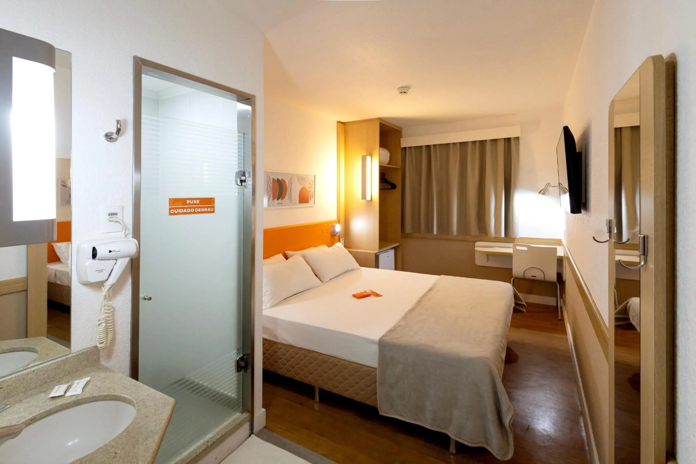 Bedroom, Bed in HUS Hotel MARINGA