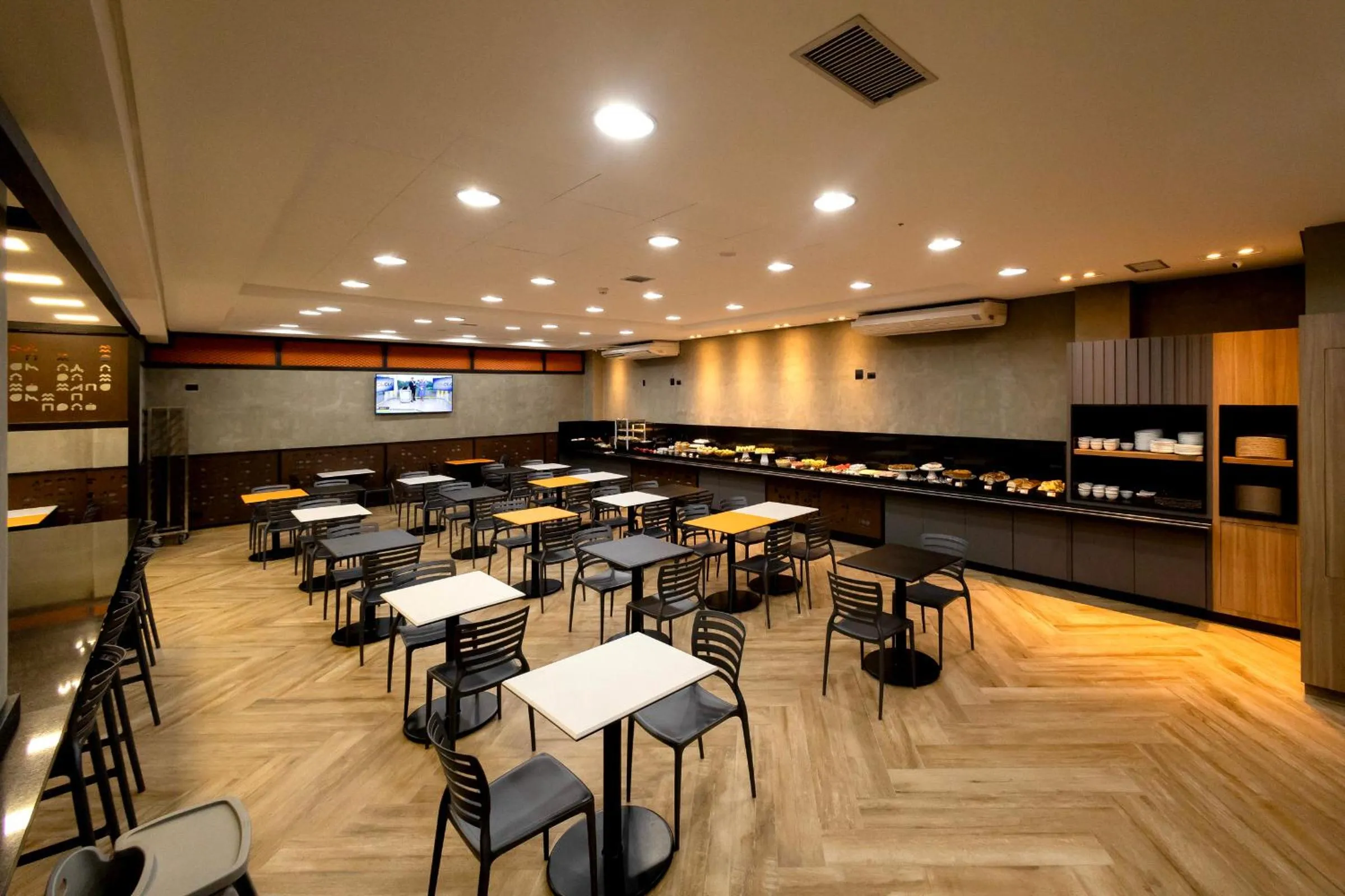 Buffet breakfast in HUS Hotel MARINGA