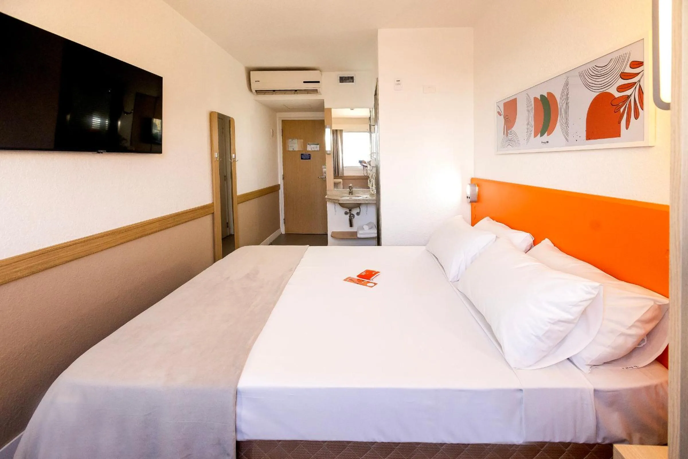 Photo of the whole room, Bed in HUS Hotel MARINGA