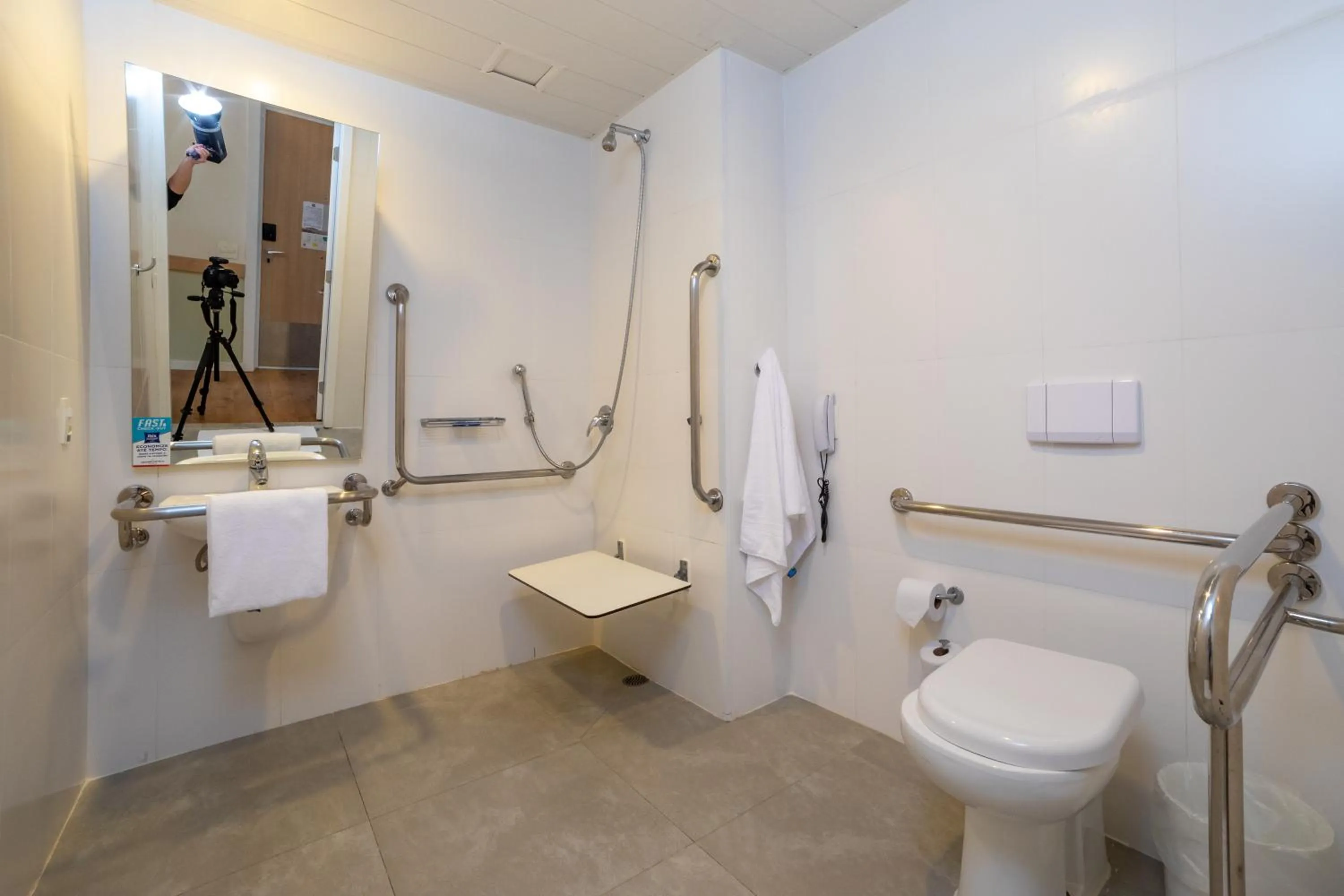 Bedroom in ibis budget SP Frei Caneca