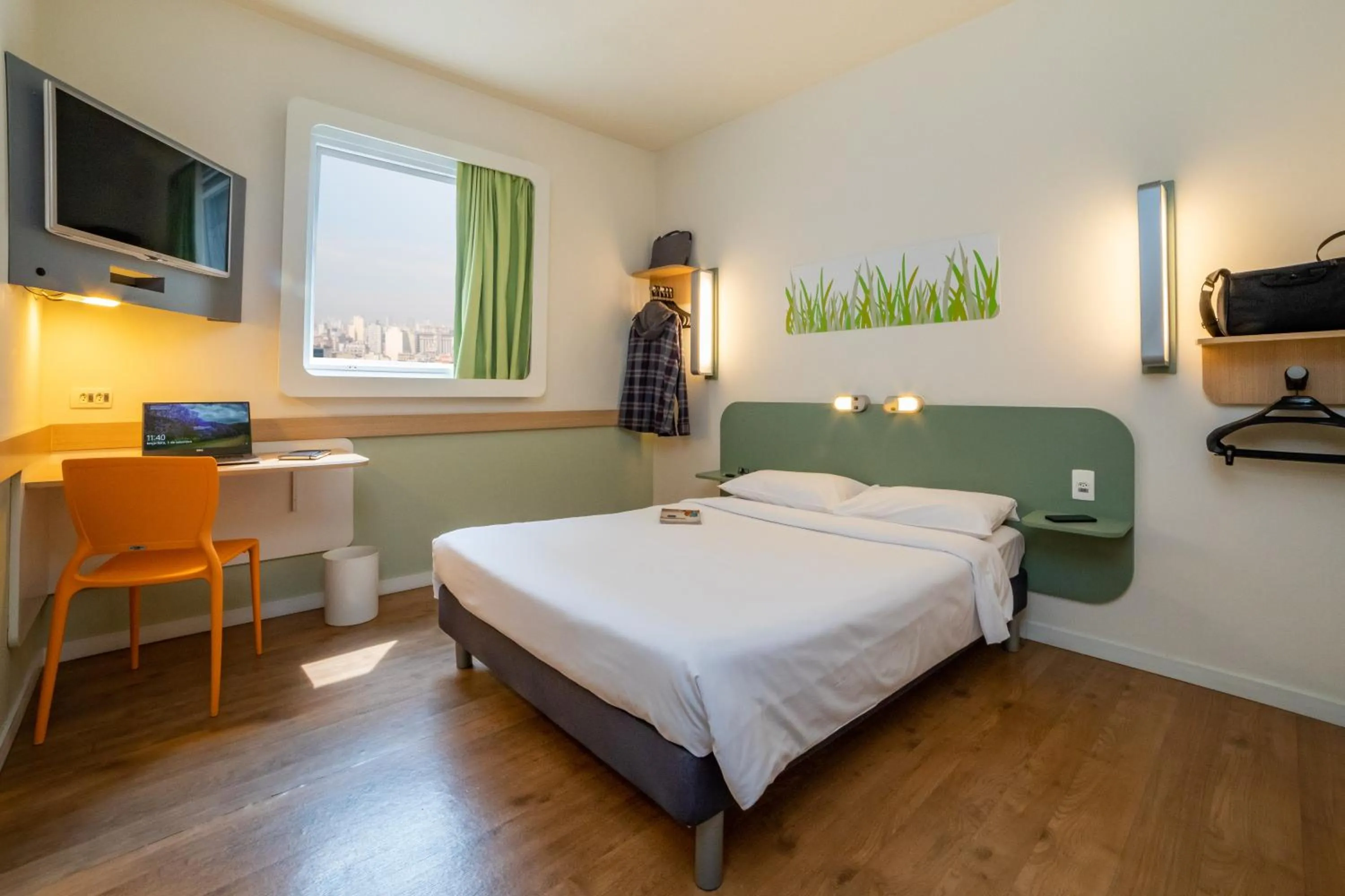 Bedroom, Bed in ibis budget SP Frei Caneca